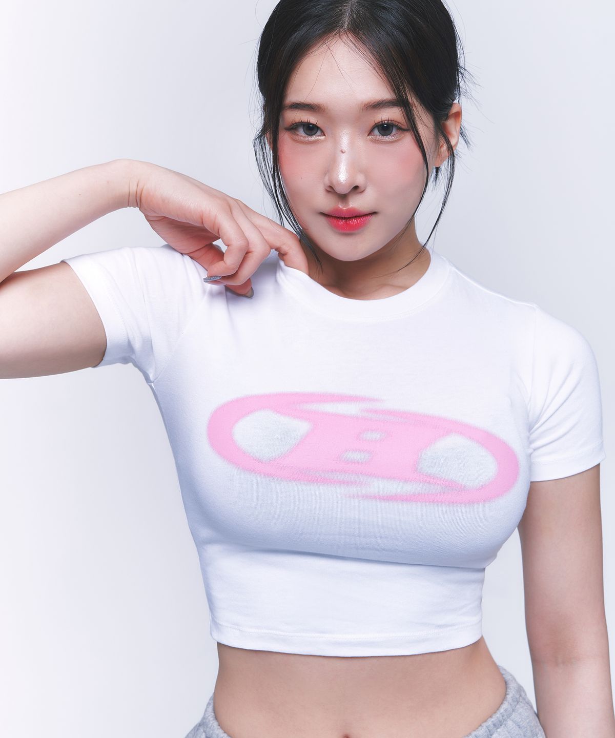 본투윈(BORN TO WIN) BLUR LOGO CROP TOP [IVORY]