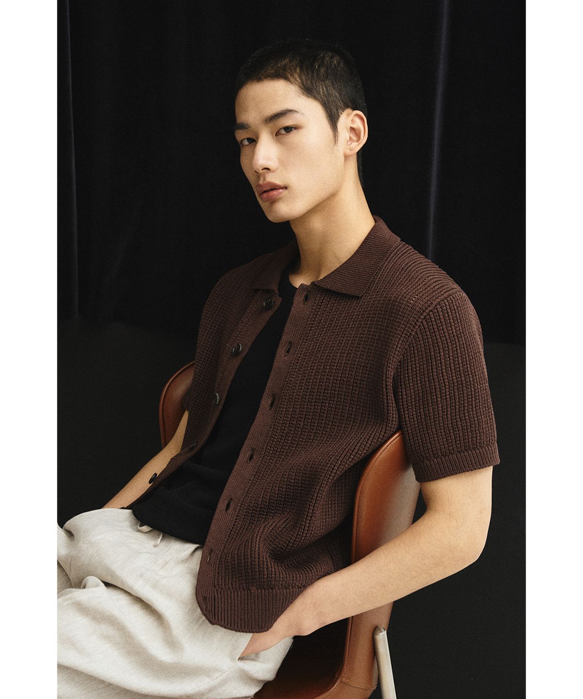 이올로(IOLO) 텍스쳐드 하프 니트 셔츠_브라운