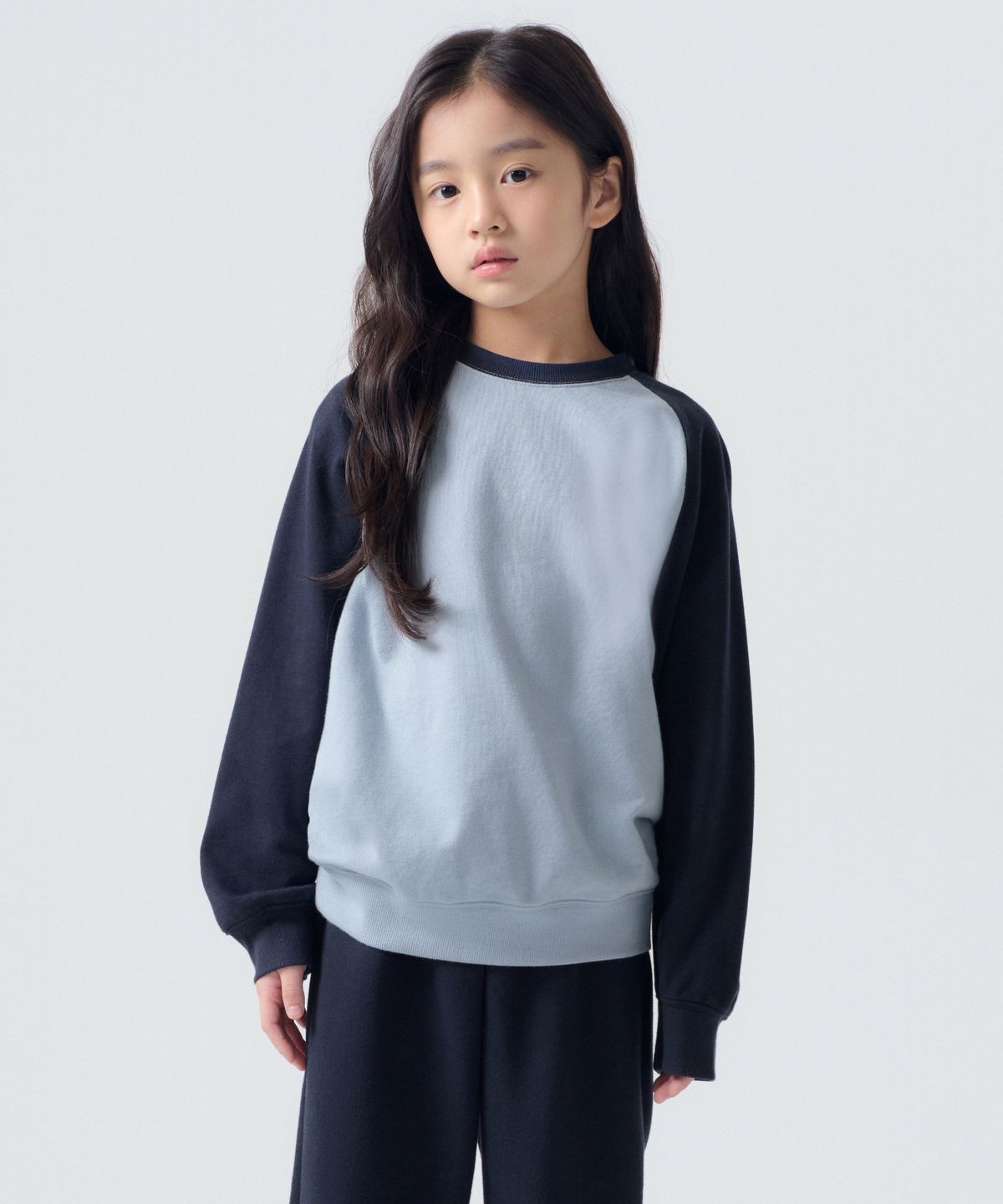 무신사 스탠다드 키즈(MUSINSA STANDARD KIDS) 오버사이즈 래글런 스웨트셔츠 [블루 그레이/네이비]