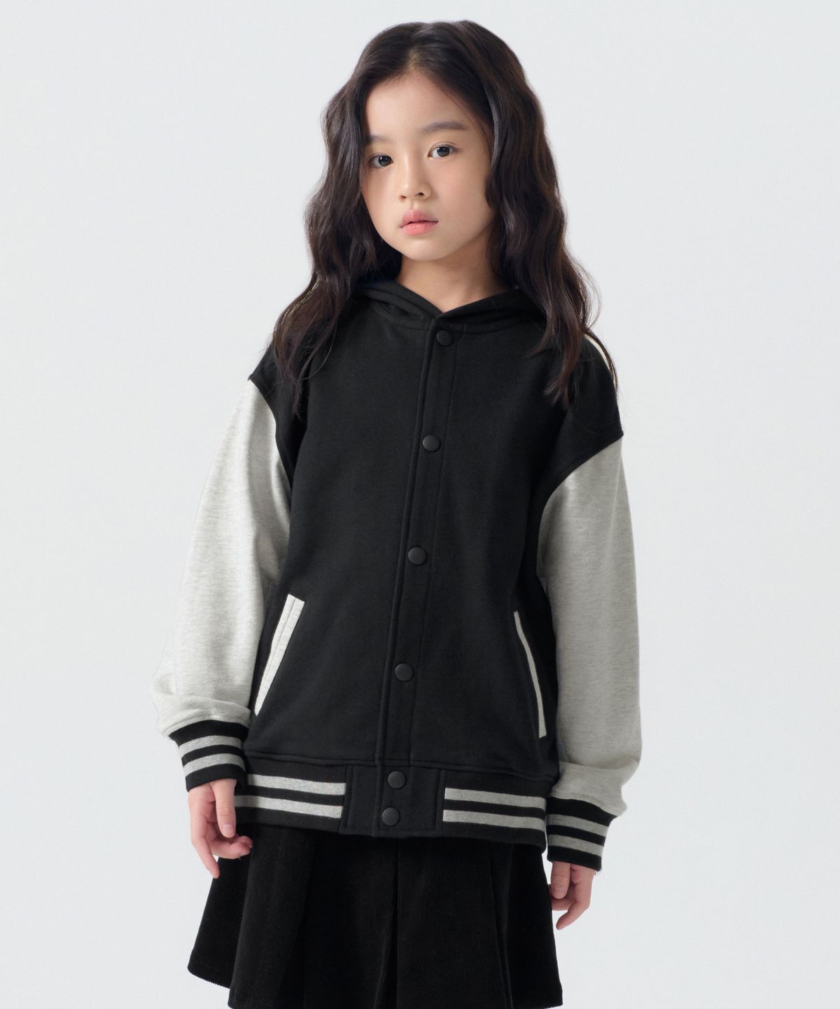 무신사 스탠다드 키즈(MUSINSA STANDARD KIDS) 오버사이즈 후디드 스웨트 바시티 재킷 [블랙/멜란지 라이트 그레이]