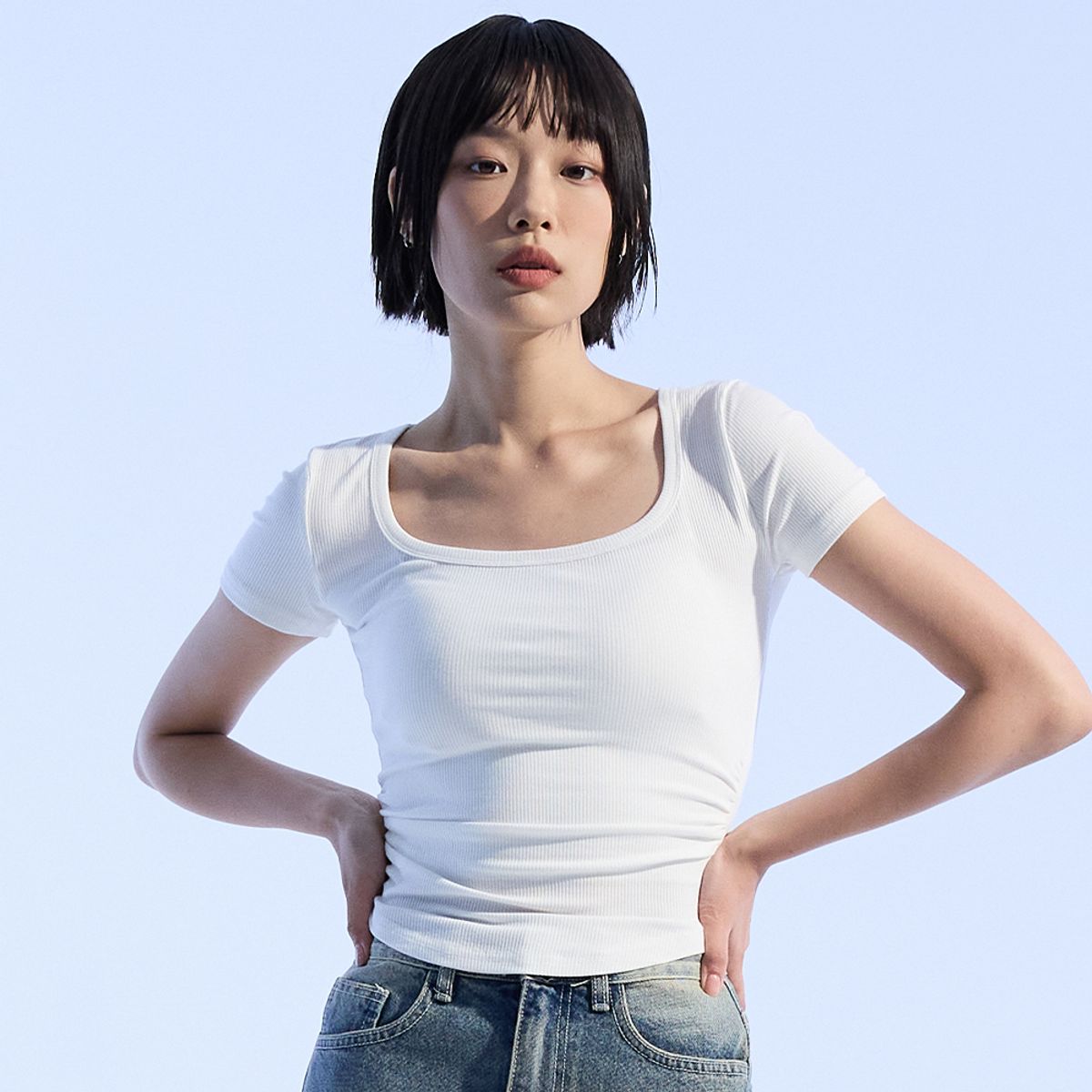 모아(MOAA) 사이드 셔링 U넥 숏슬리브 (WHITE)