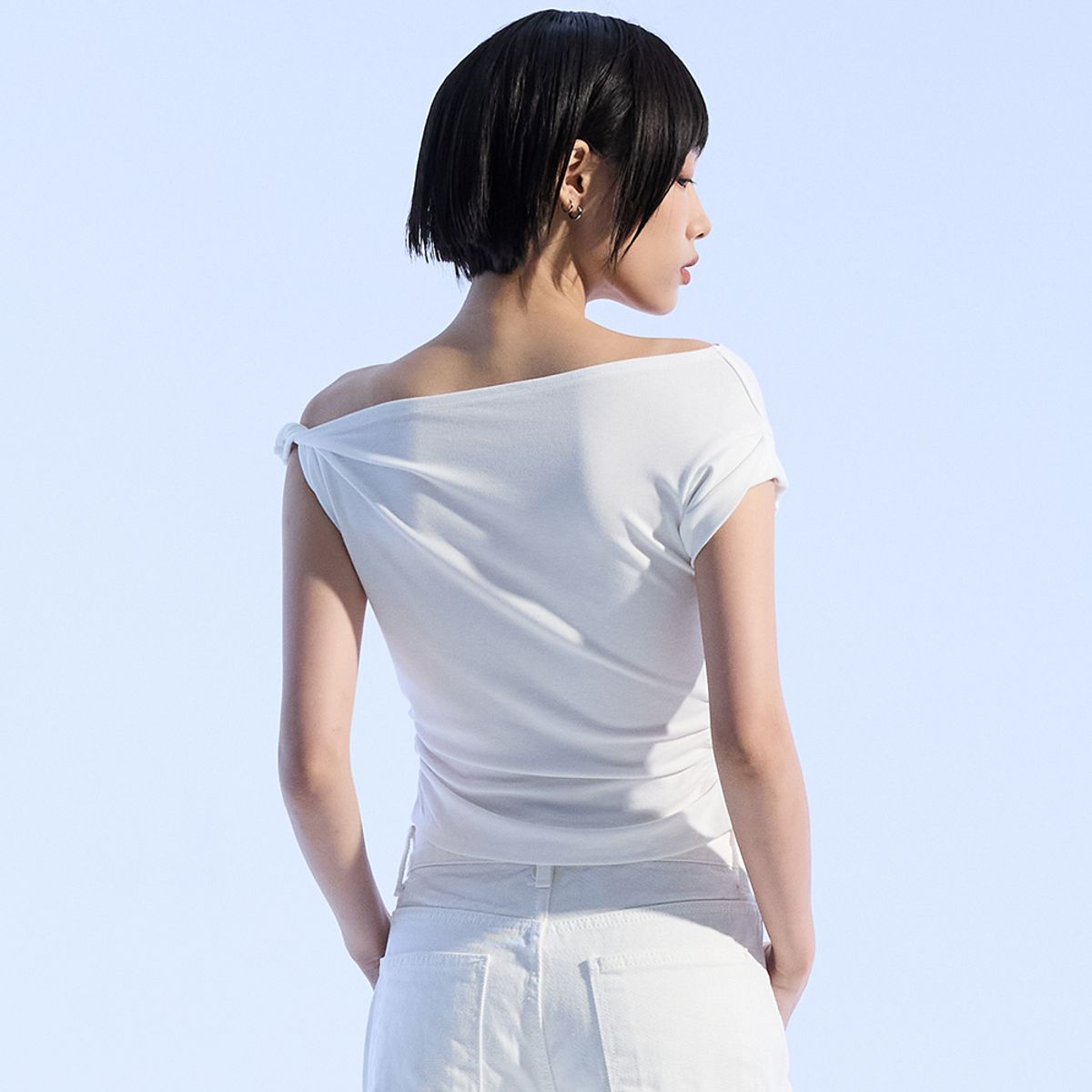 모아(MOAA) 트위스티드 숏 슬리브 (WHITE)