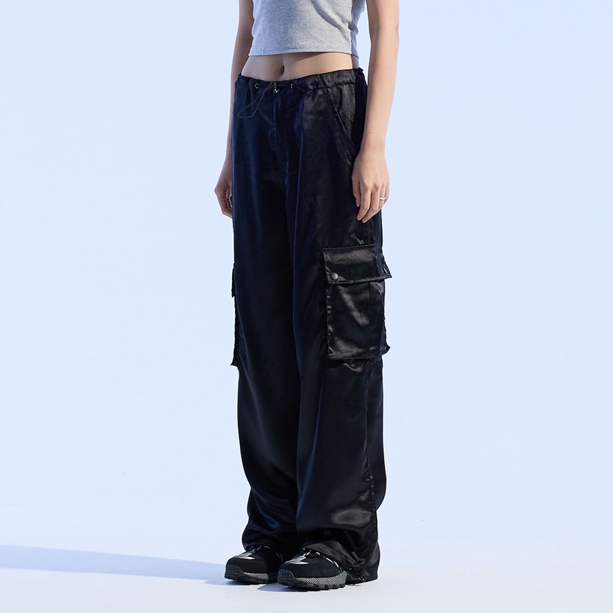 모아(MOAA) 새틴 카고 트라우저 (METALLIC BLACK)