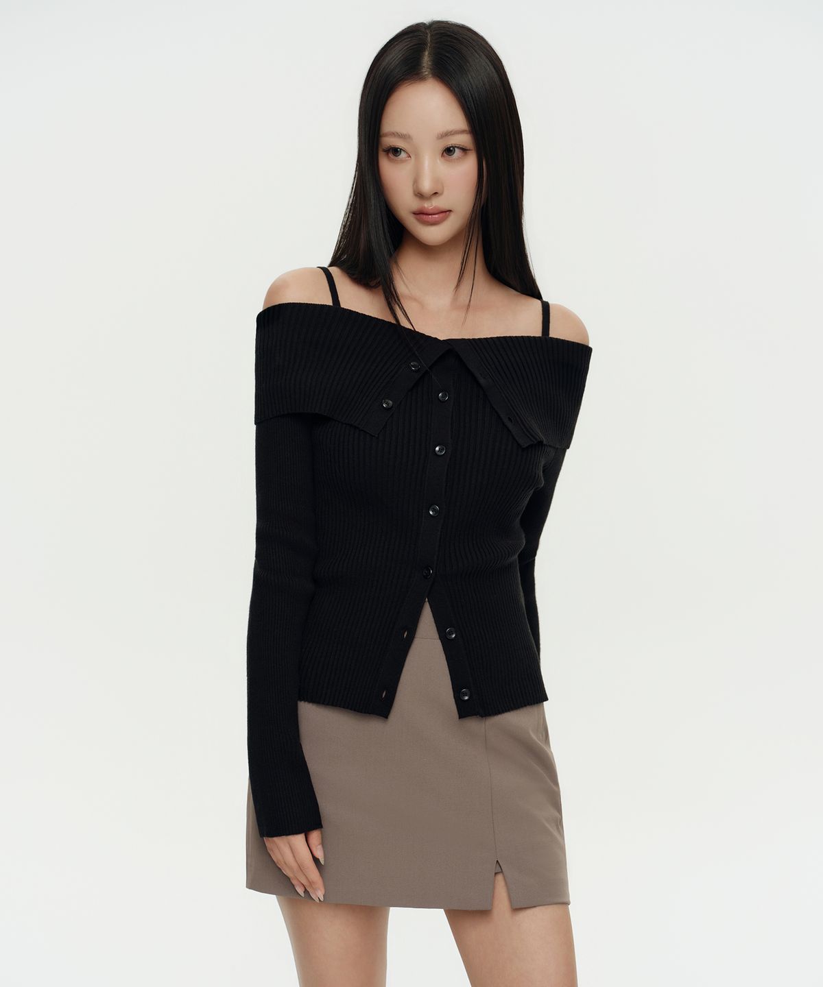 무신사 스탠다드 우먼(MUSINSA STANDARD WOMAN) 우먼즈 리브드 턴 다운 오프 숄더 가디건 [블랙]