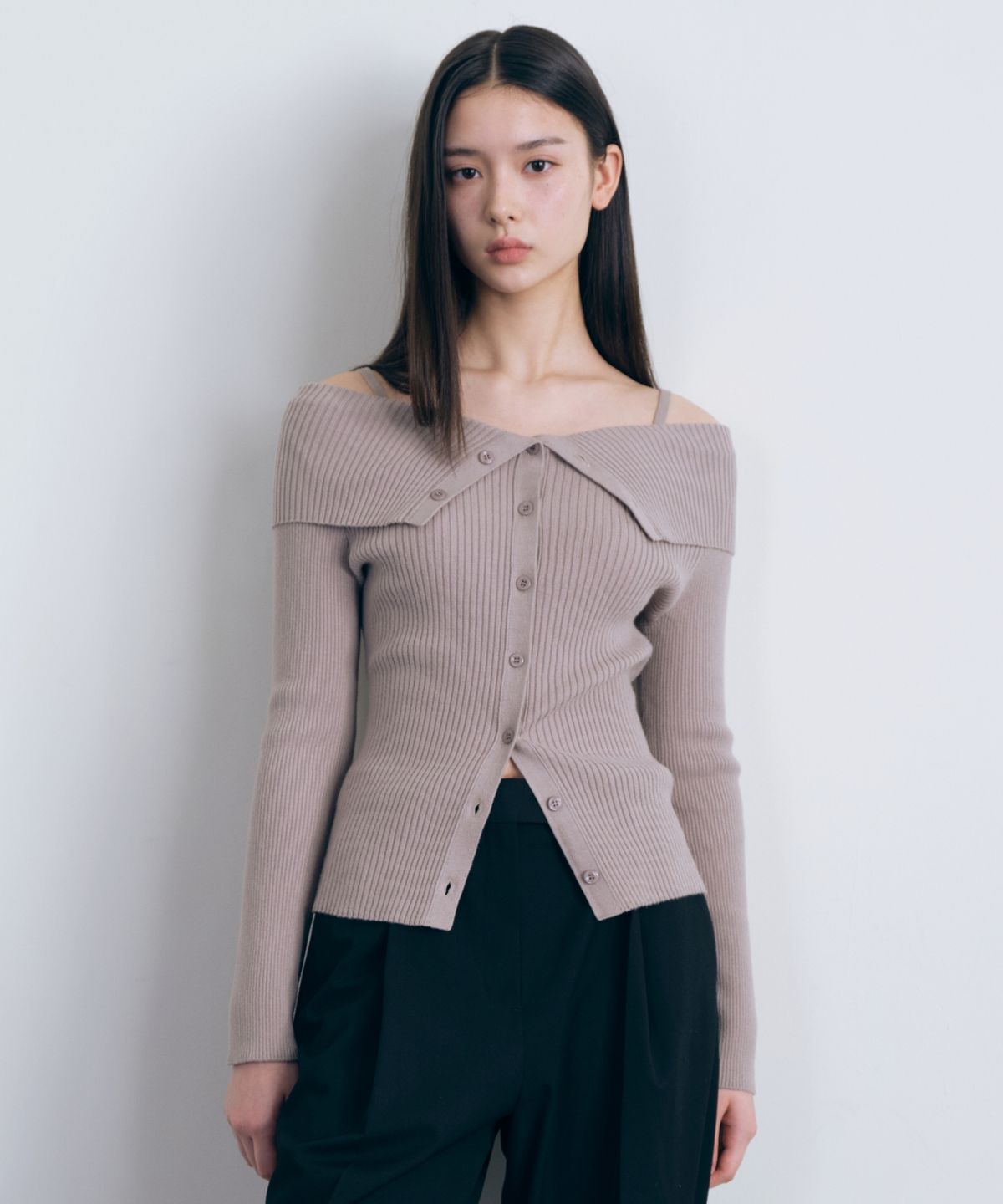 무신사 스탠다드 우먼(MUSINSA STANDARD WOMAN) 우먼즈 리브드 턴 다운 오프 숄더 가디건 [웜 그레이]