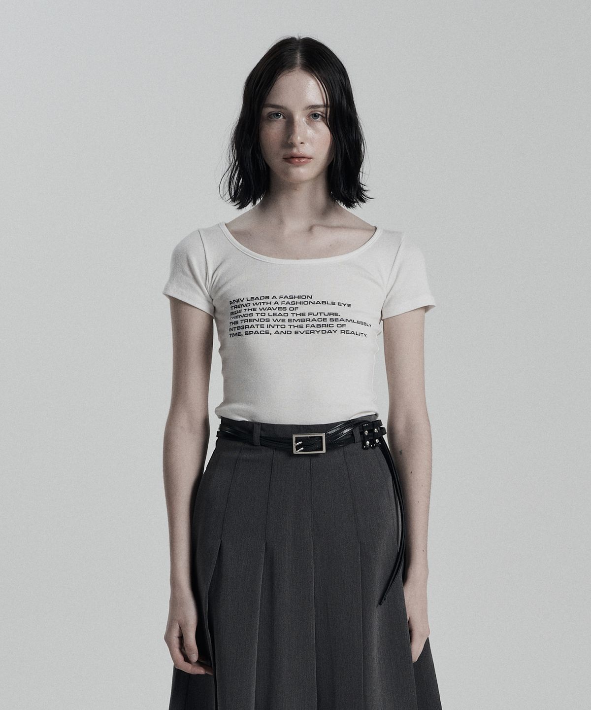 어니브(ANIV) LETTERING OVAL-NECK CROP T-SHIRT WHITE