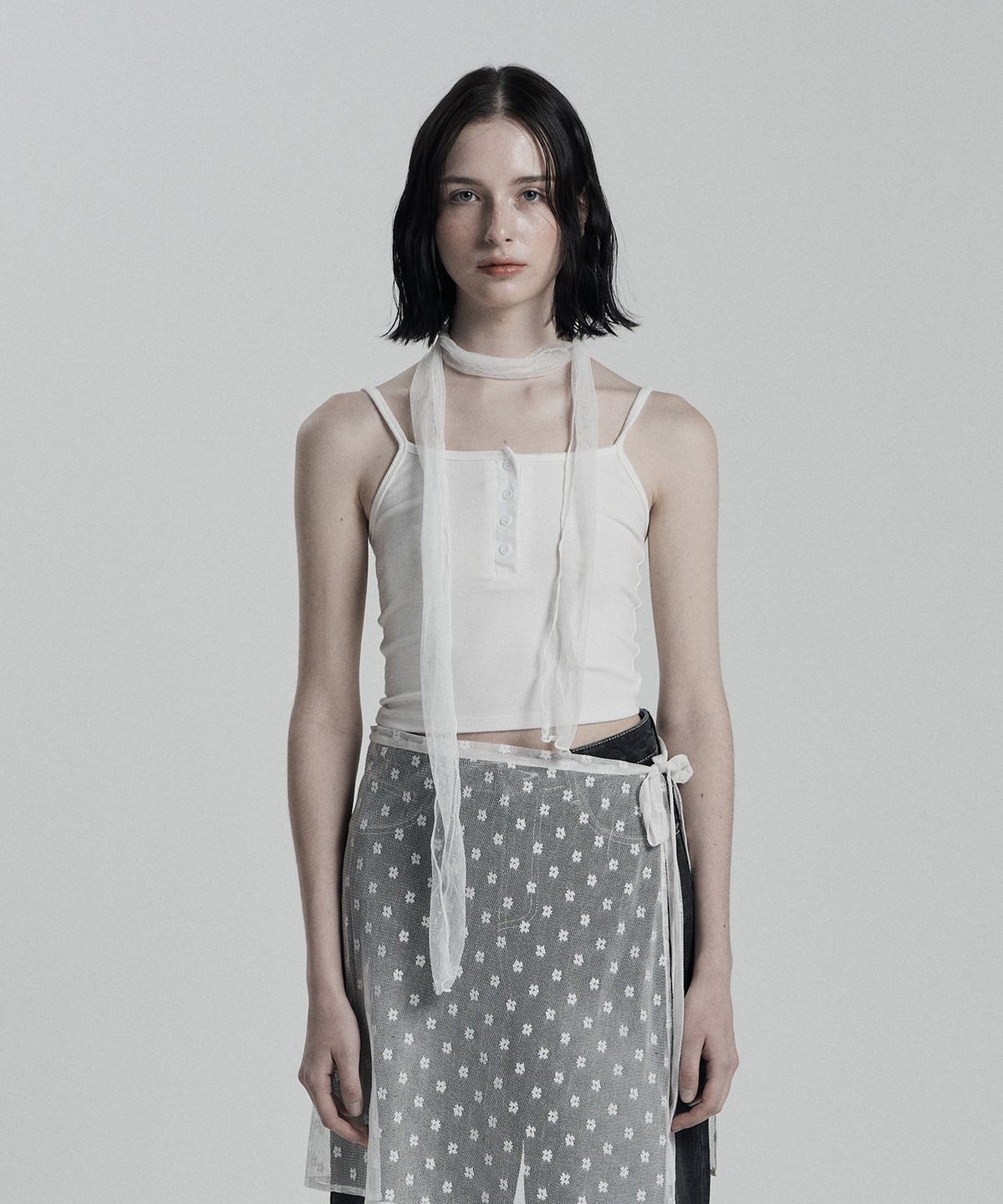 어니브(ANIV) SQUARE-NECK BUTTON SLEEVELESS WHITE