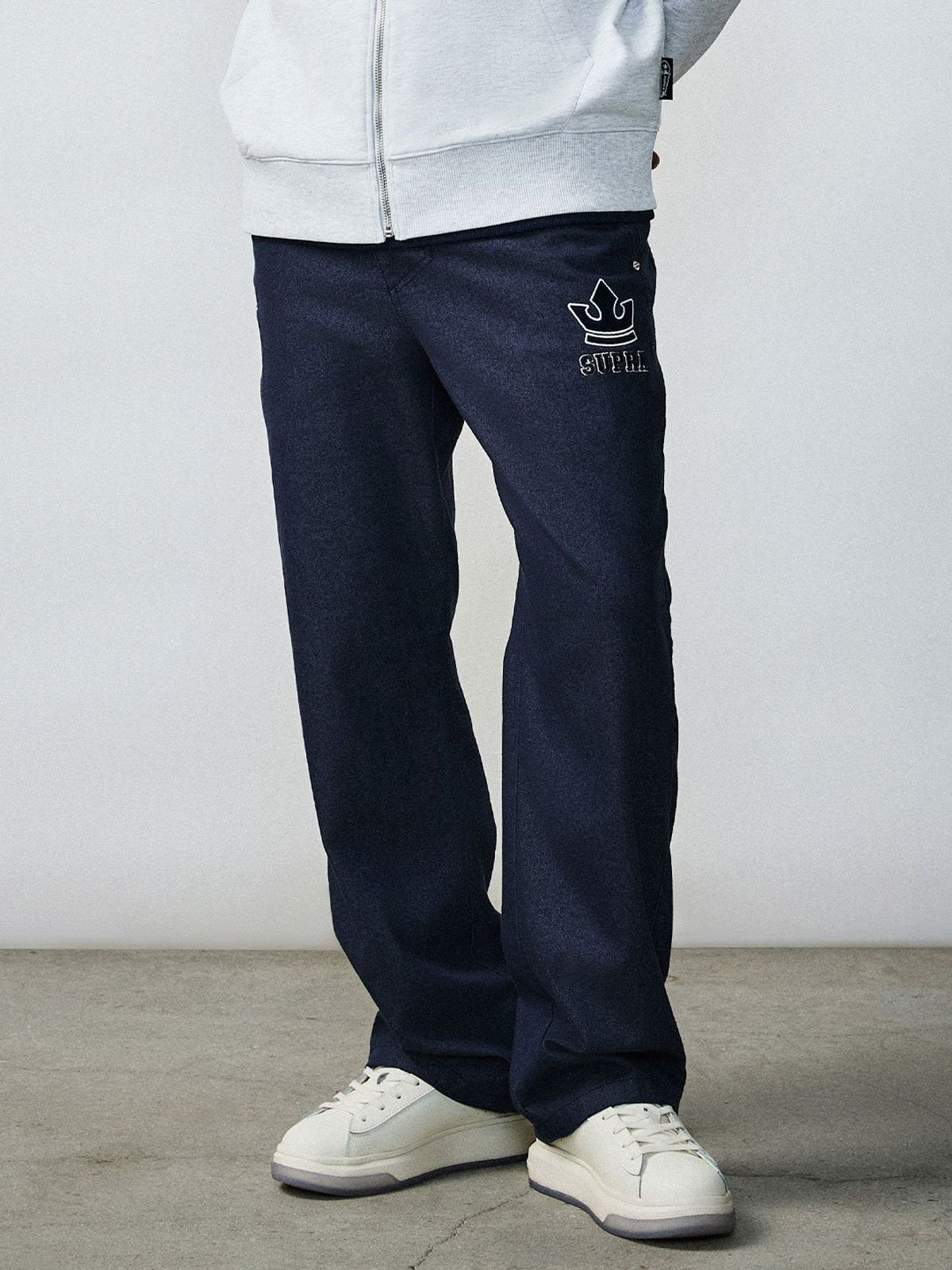 수프라(SUPRA) 남성 바시티 크라운 로고 데님 팬츠(BLUE)