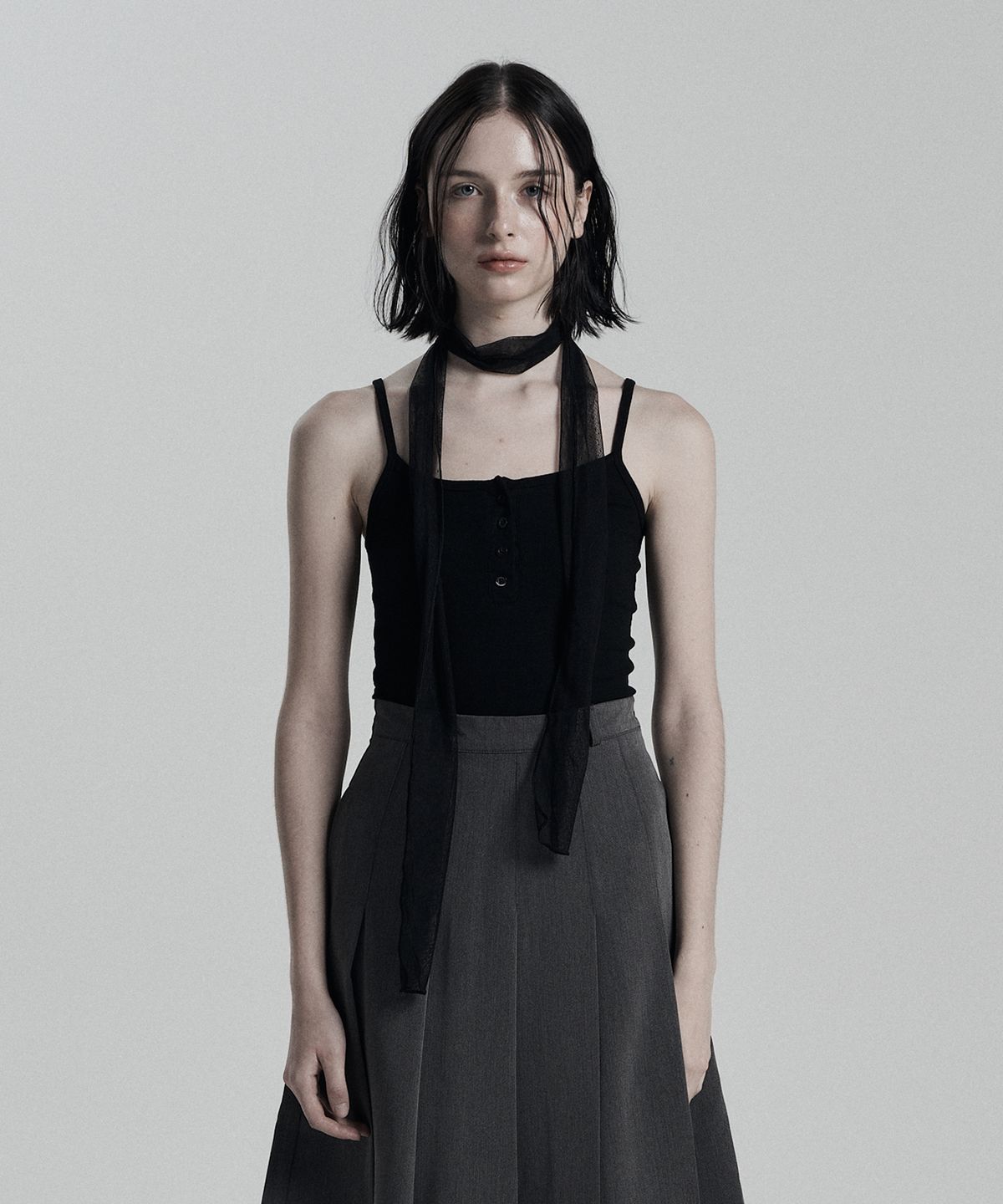 어니브(ANIV) SQUARE-NECK BUTTON SLEEVELESS BLACK