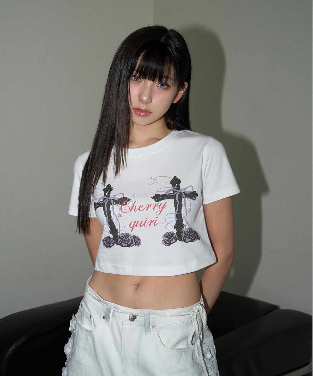체리퀴리(CHERRYQUIRI) cross roses tee - white