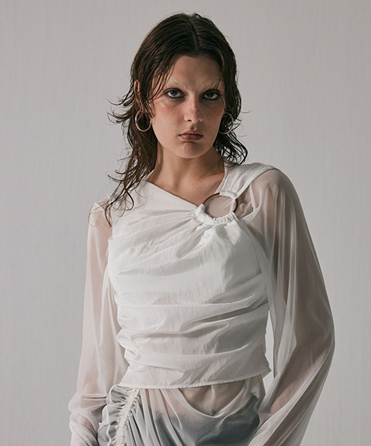 트리밍버드(TREEMINGBIRD) Metal Circle Drape Sleeveless [ White ]