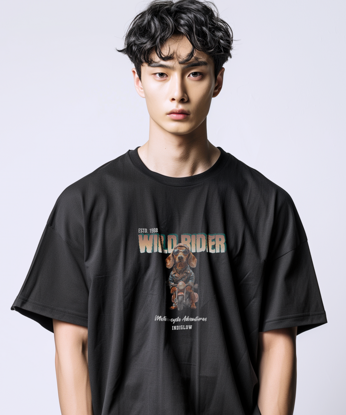 인디글로우(INDIGLOW) 닥스훈트 바이커 캐릭터 프린팅 반팔 티셔츠