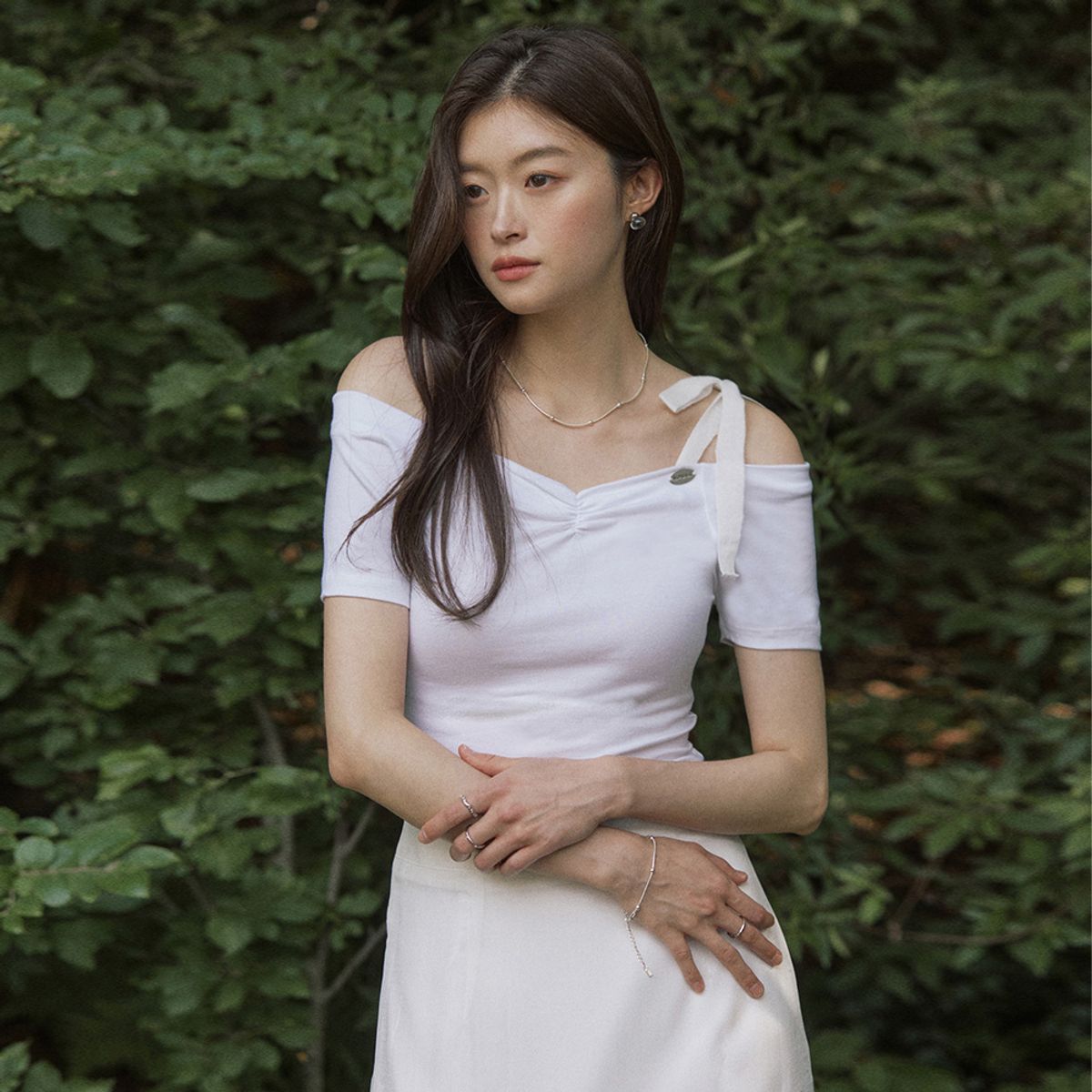 어다울(ADAUL) Off shoulder ribbon t shirt - white