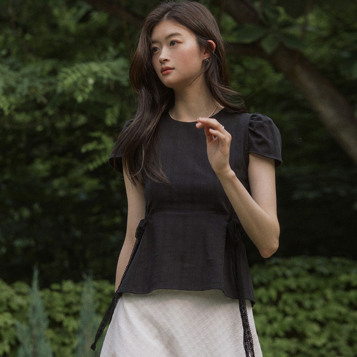 어다울(ADAUL) Burn side ribbon cap sleeve blouse - black