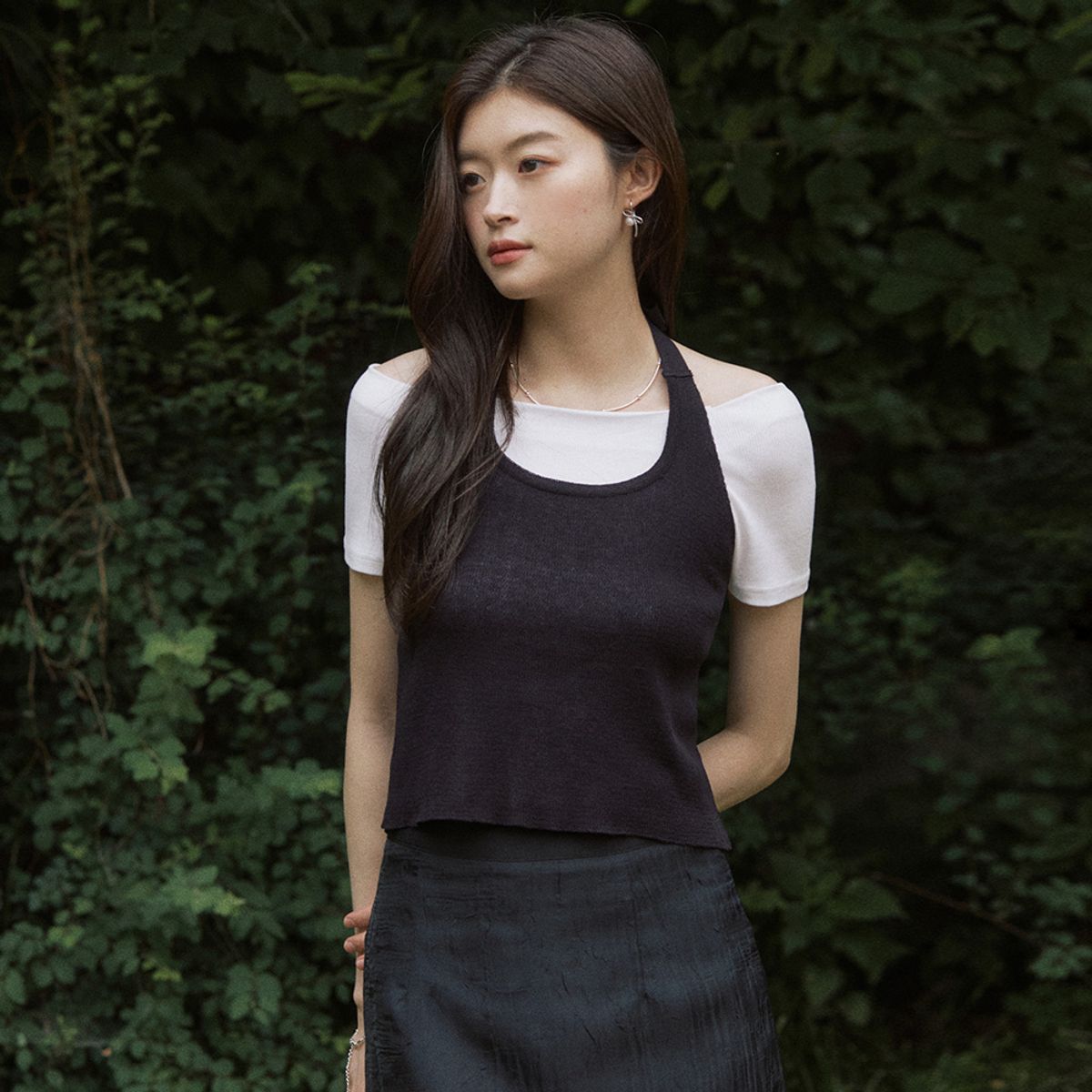 어다울(ADAUL) U halter neck t shirt - black