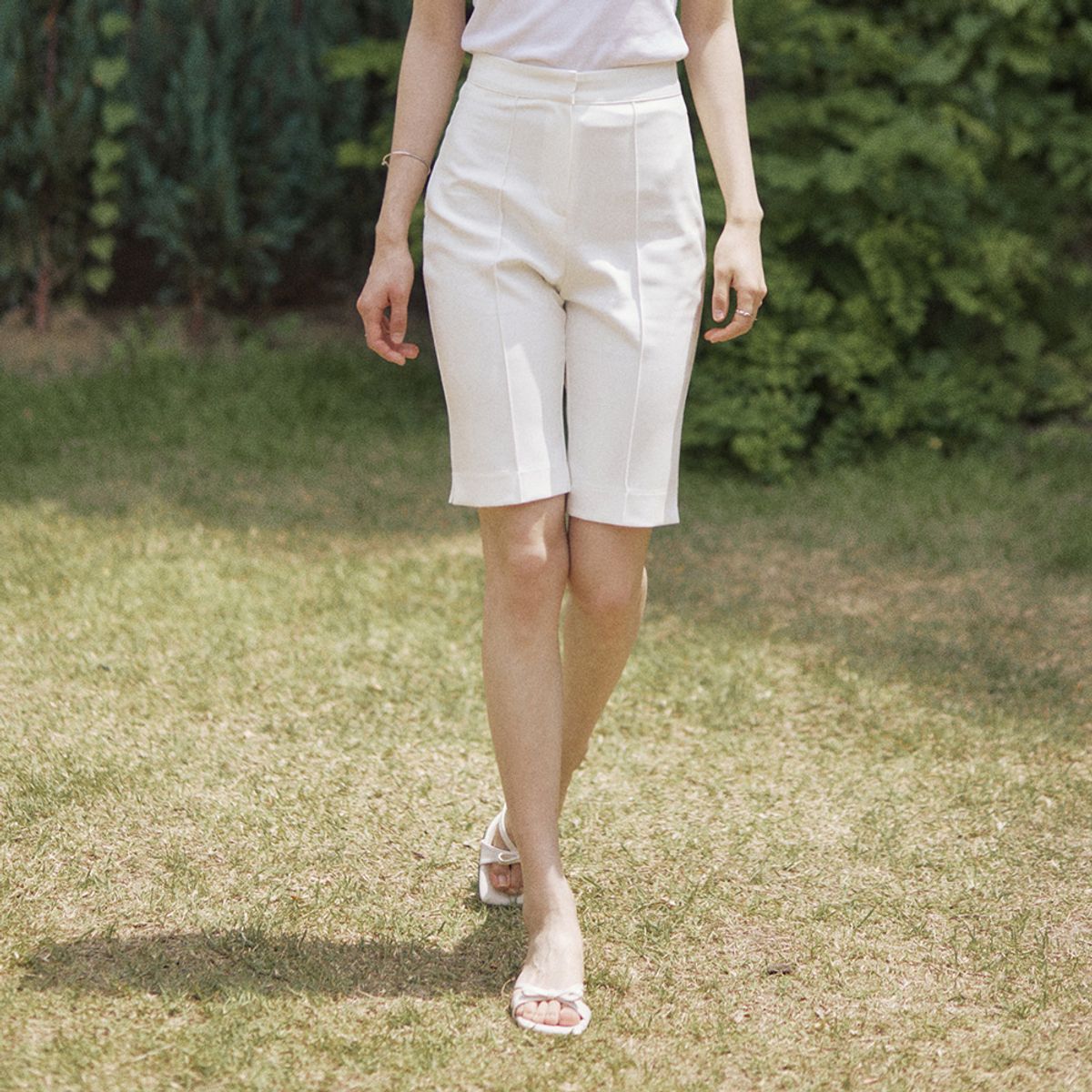 어다울(ADAUL) Incision capri pants - white
