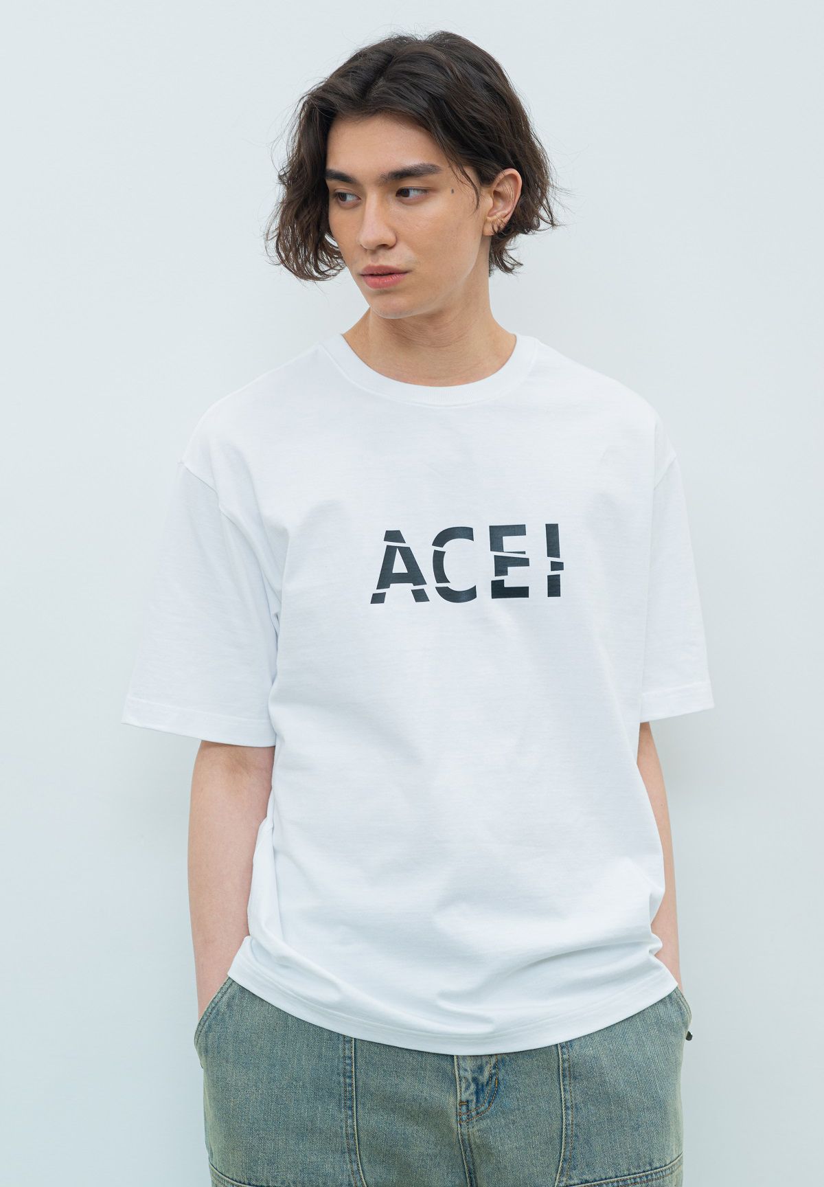 아세이(ACEI) 조각 로고 티셔츠 화이트