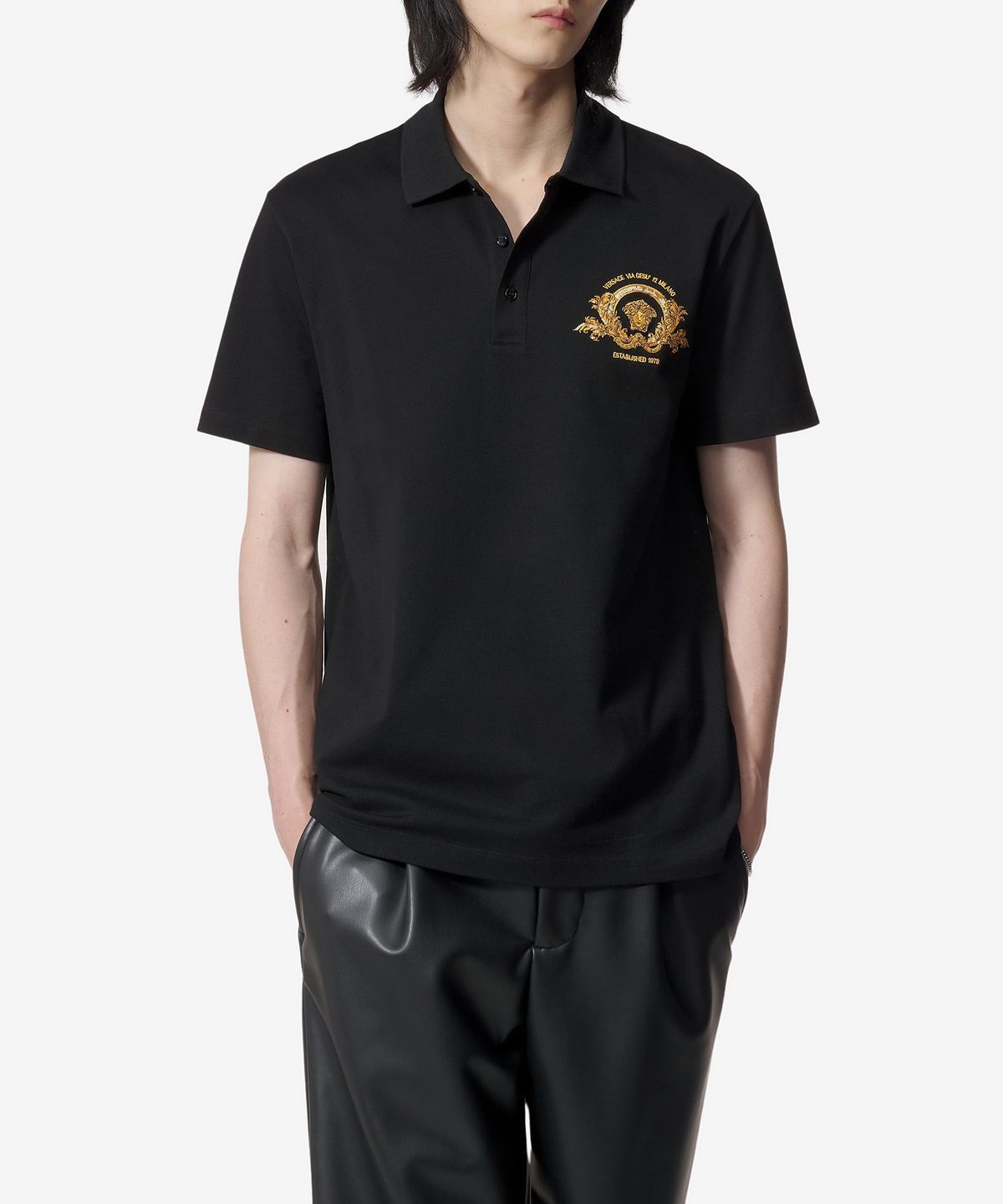 베르사체(VERSACE) 골드 자수 반소매 폴로 셔츠 - 블랙 / 10139061A113051B000