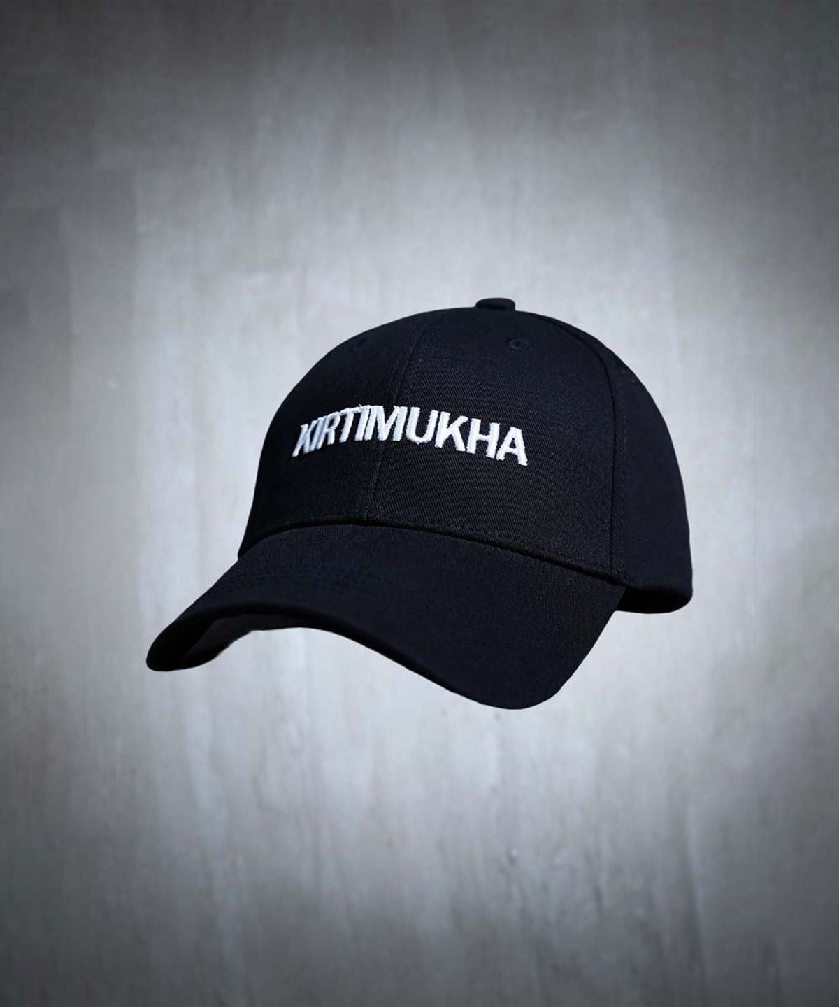 키르티무카(KIRTIMUKHA) 레터링 자수 볼캡 블랙
