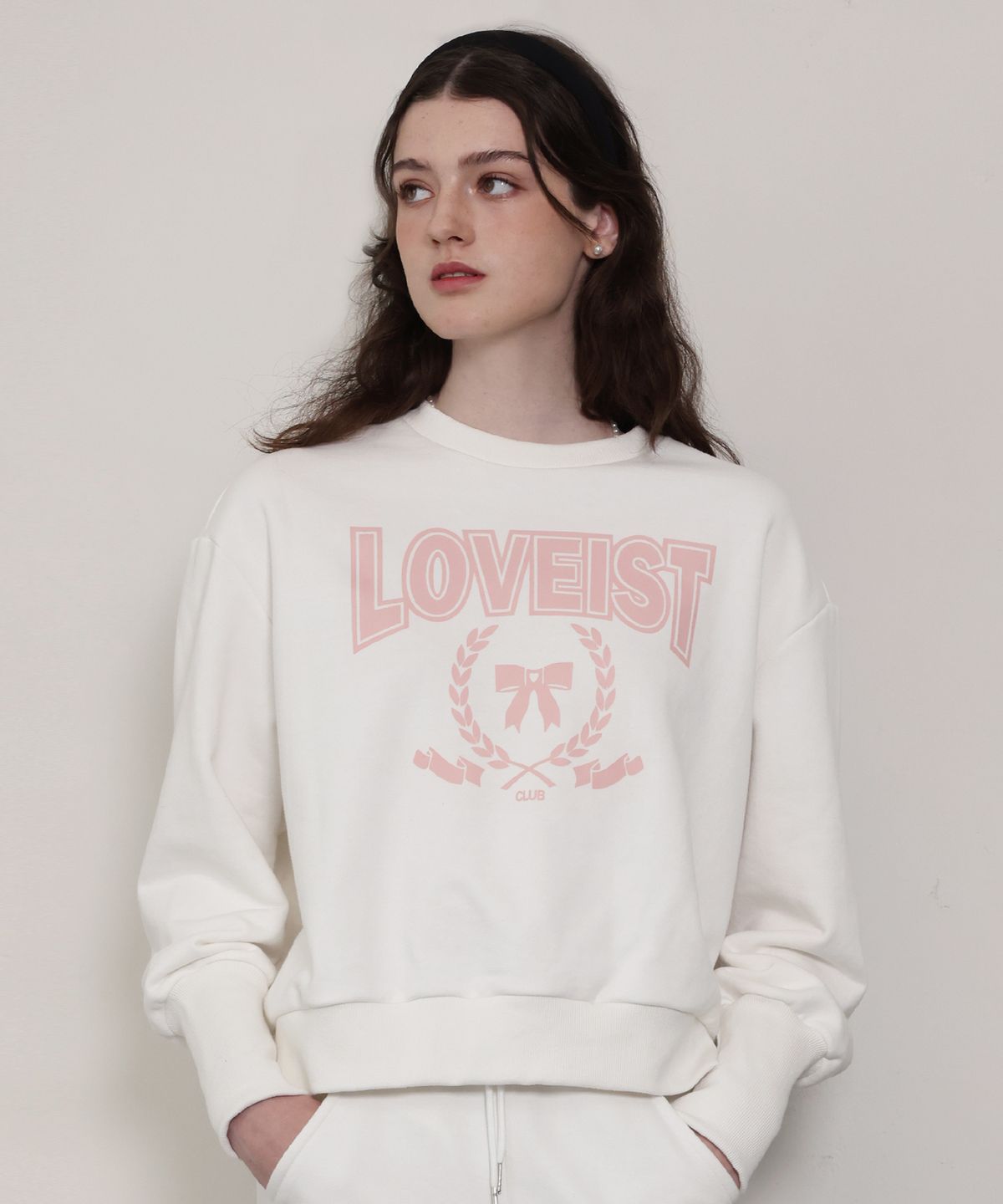러비스트(LOVEIST) 러비스트 로고 그래픽 스웨트 셔츠_화이트