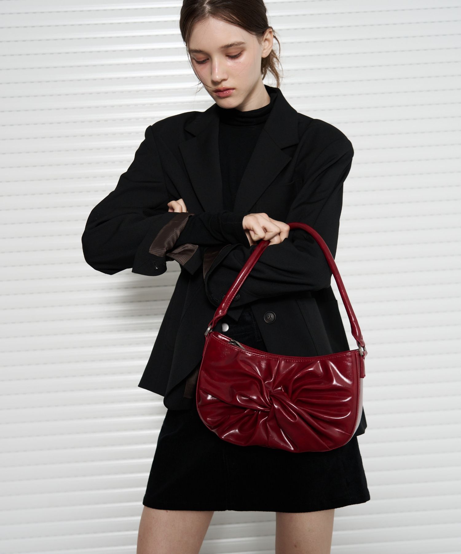 MUSINSA公式 | LEATHERY グロッシーリボンショルダーバッグ[レッド]