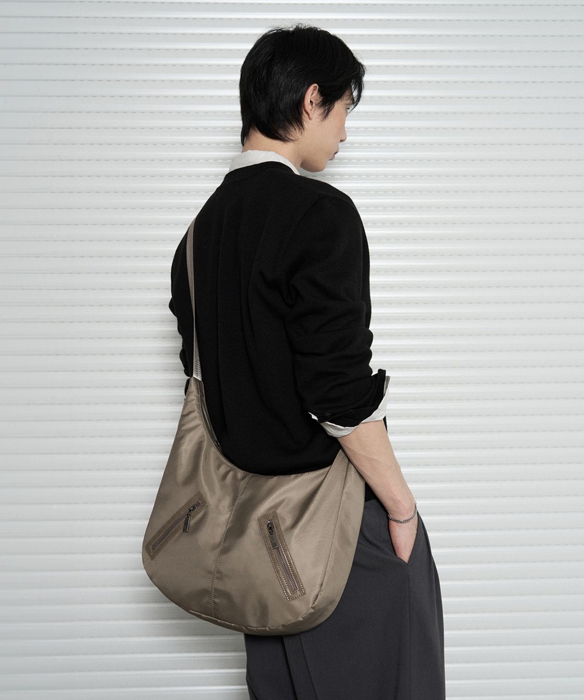 레더리(LEATHERY) 스플릿 나일론 크로스백 [KHAKI BEIGE]