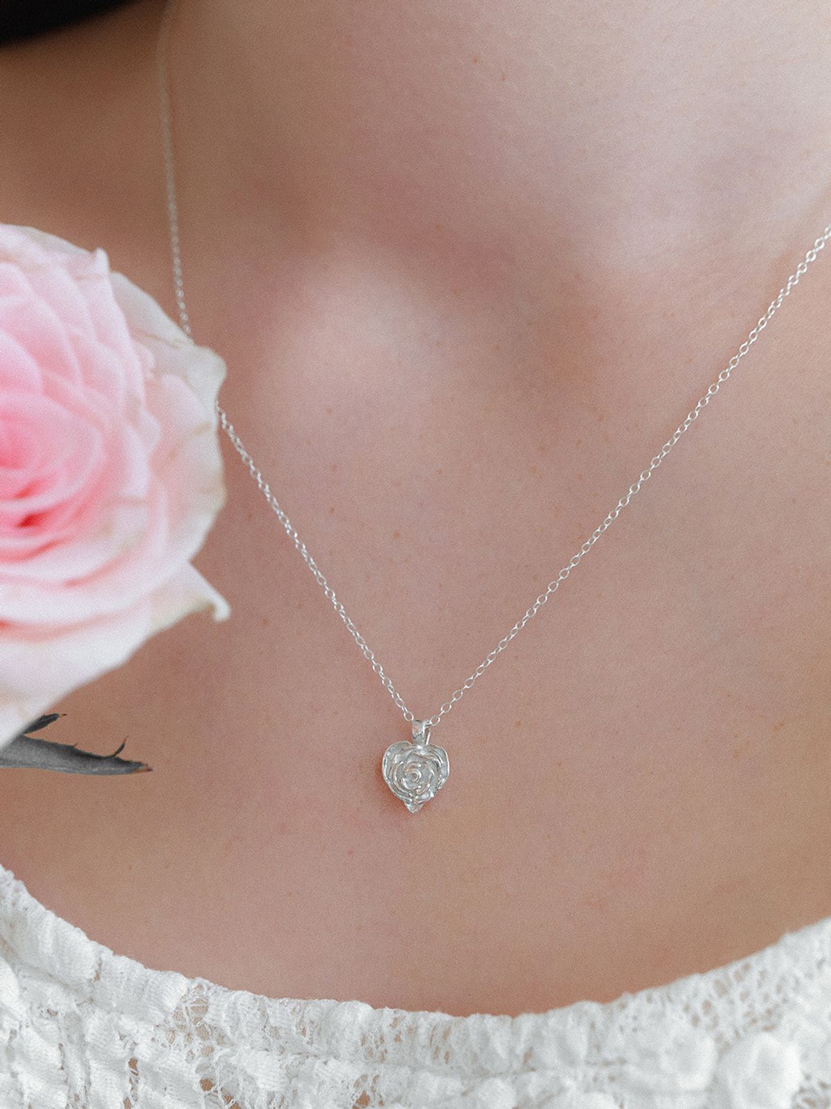 리엔느와르(leeENoir) Heart Rose Necklace