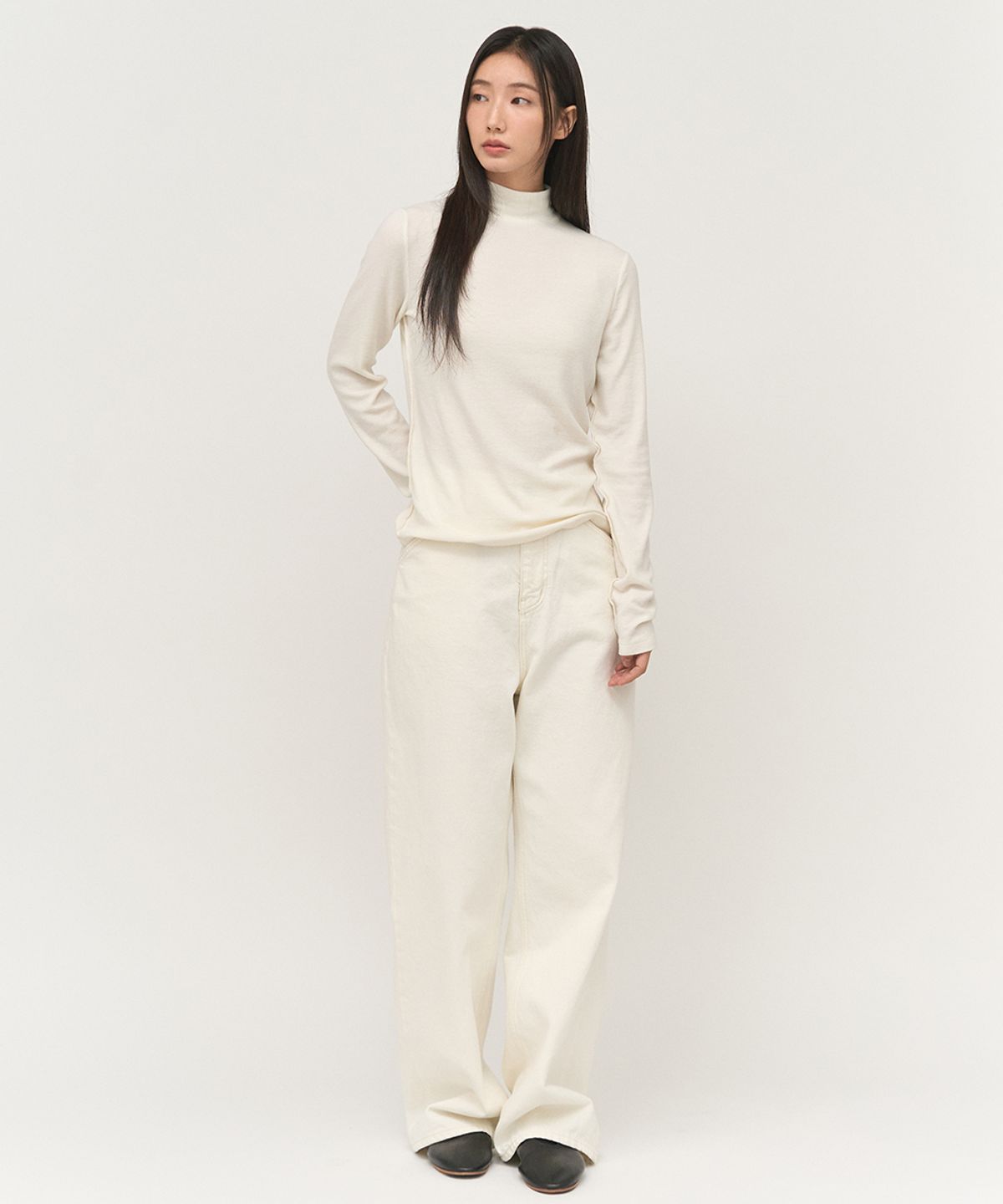 러프사이드 화이트라벨(ROUGH SIDE WHITE LABEL) Snug Turtleneck Long Sleeve Milky White