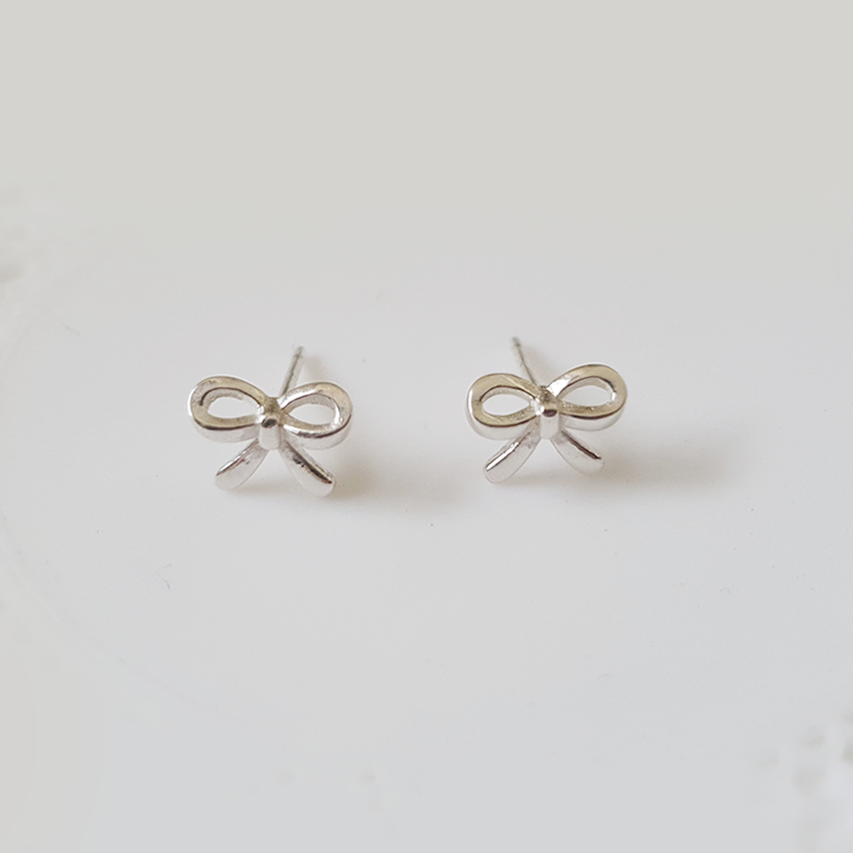 소수(SOSOO) 925 Silver Isabel  Ribbon Earring 925 실버 이자벨 큐티 리본 귀걸이