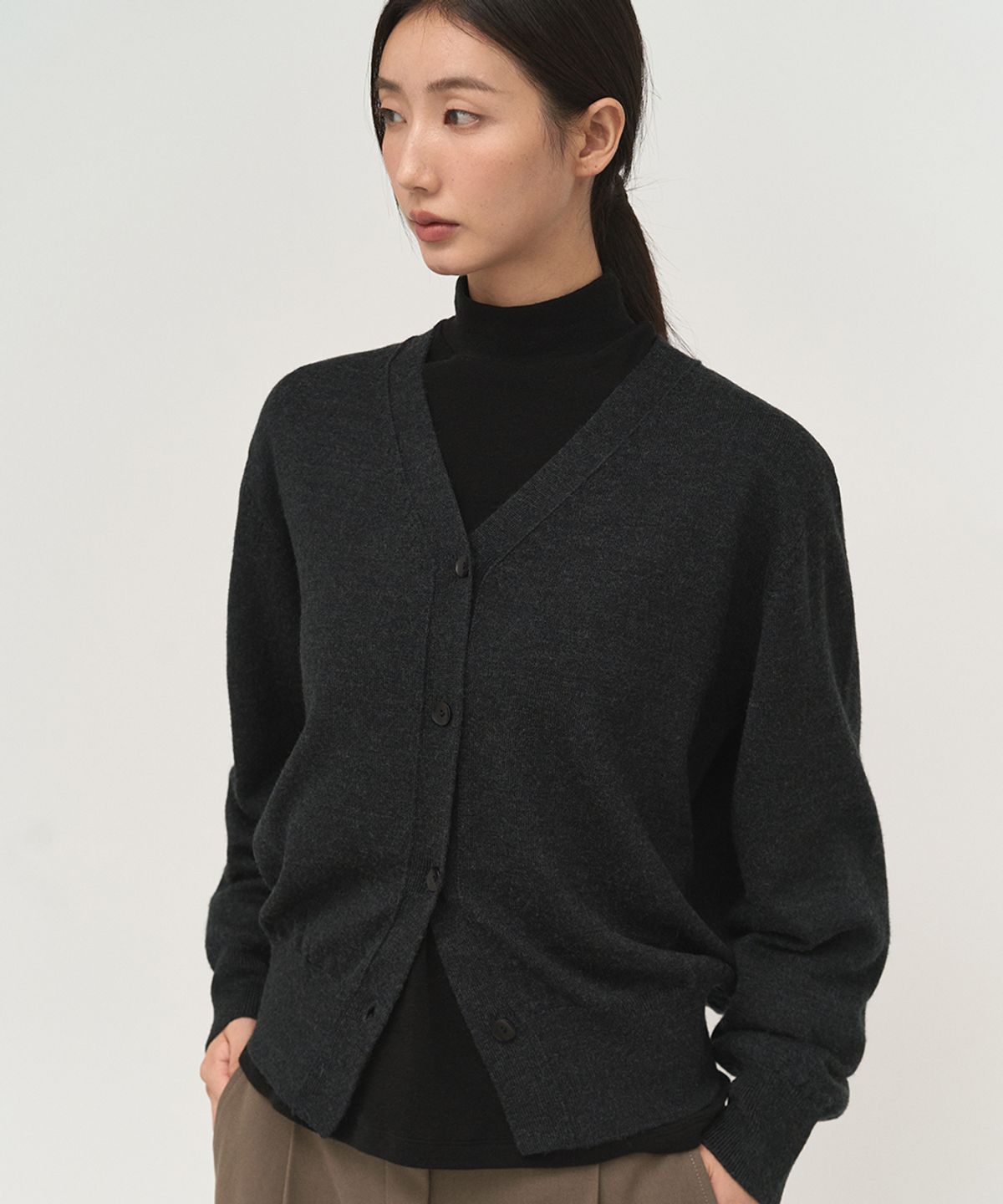 러프사이드 화이트라벨(ROUGH SIDE WHITE LABEL) Cropped Knit Cardigan Ash Black