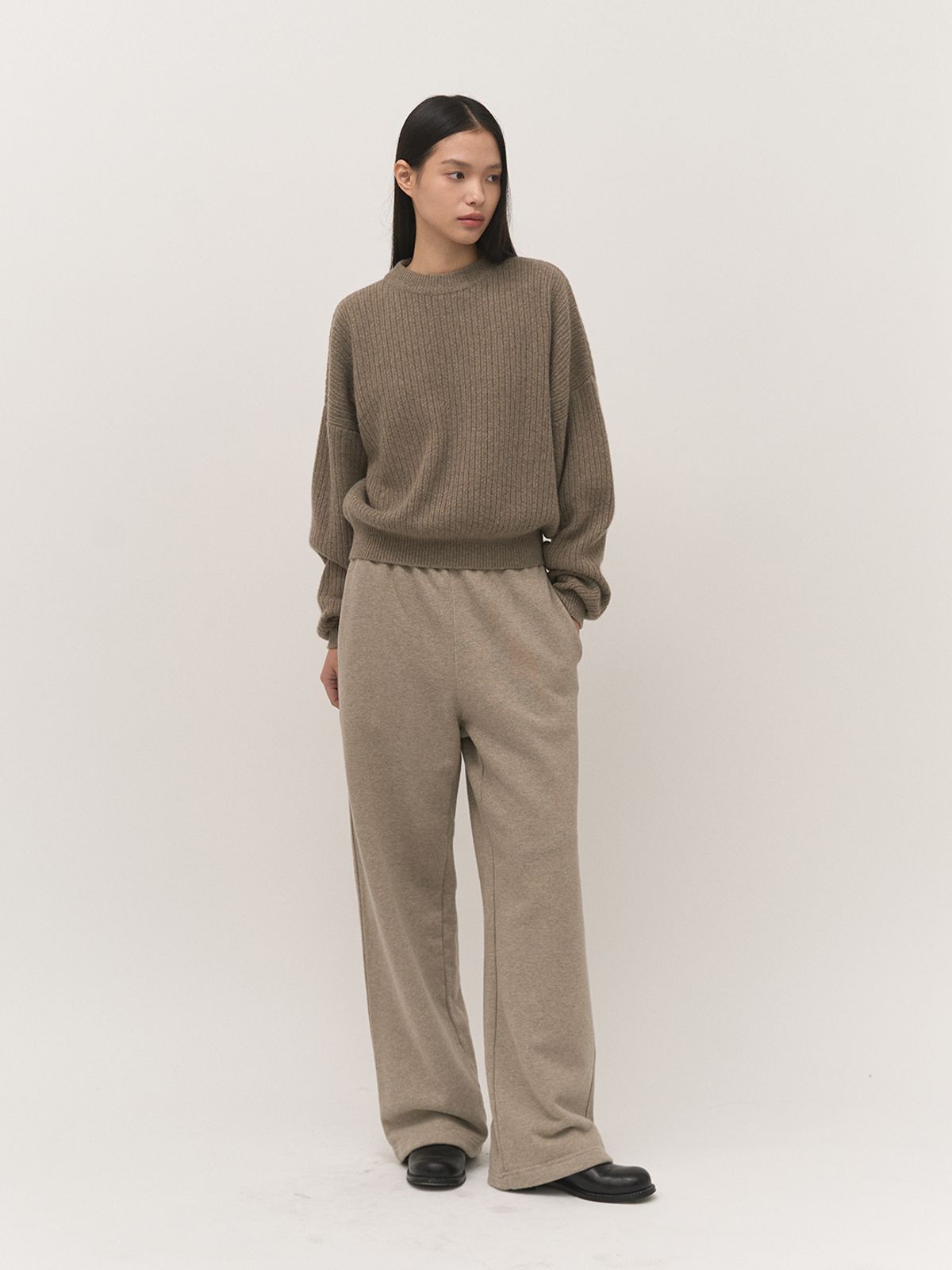 러프사이드 화이트라벨(ROUGH SIDE WHITE LABEL) Stable Sweat Pants Humus