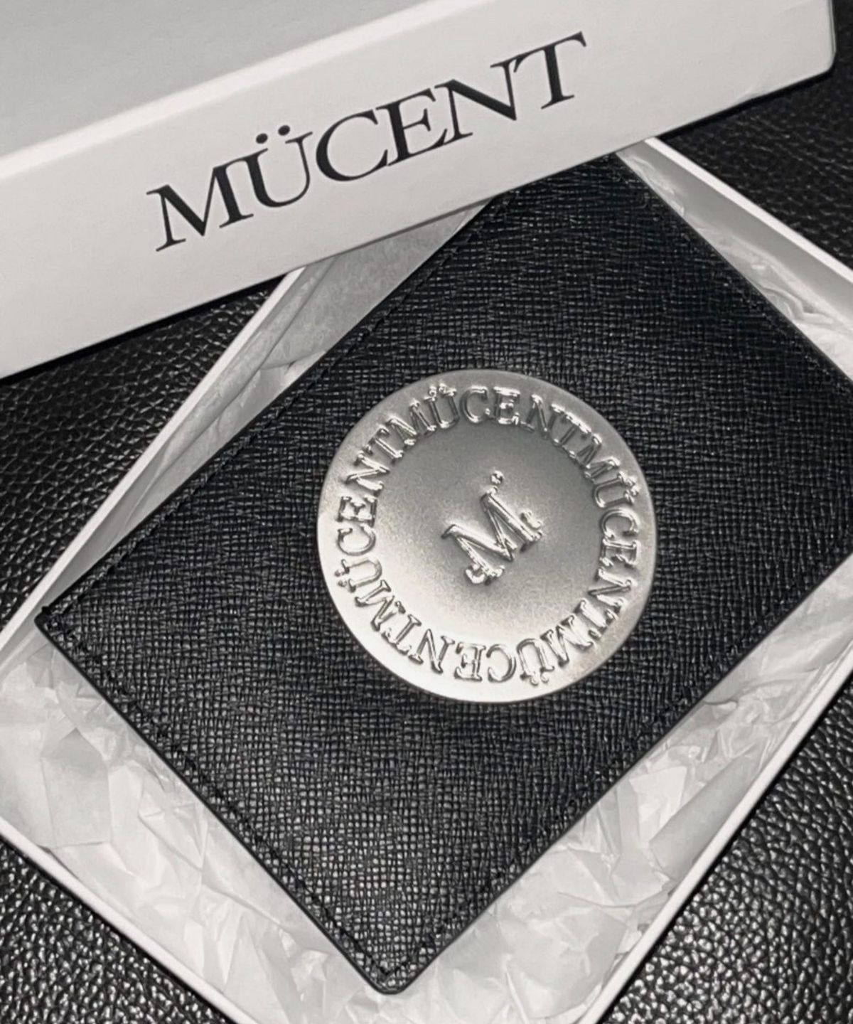 무센트(MUCENT) 원형 메탈 로고 사피아노 카드 지갑