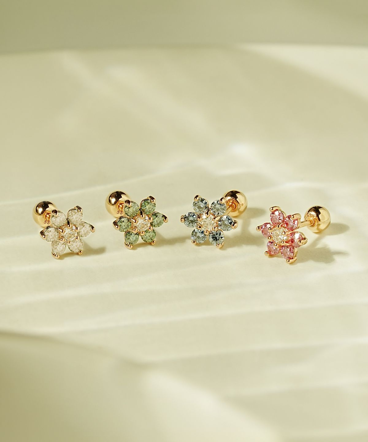 미니멀피어싱(MINIMALPIERCING) 14K 모이사나이트 다이아 컬러 러블리 플라워 피어싱 귀걸이
