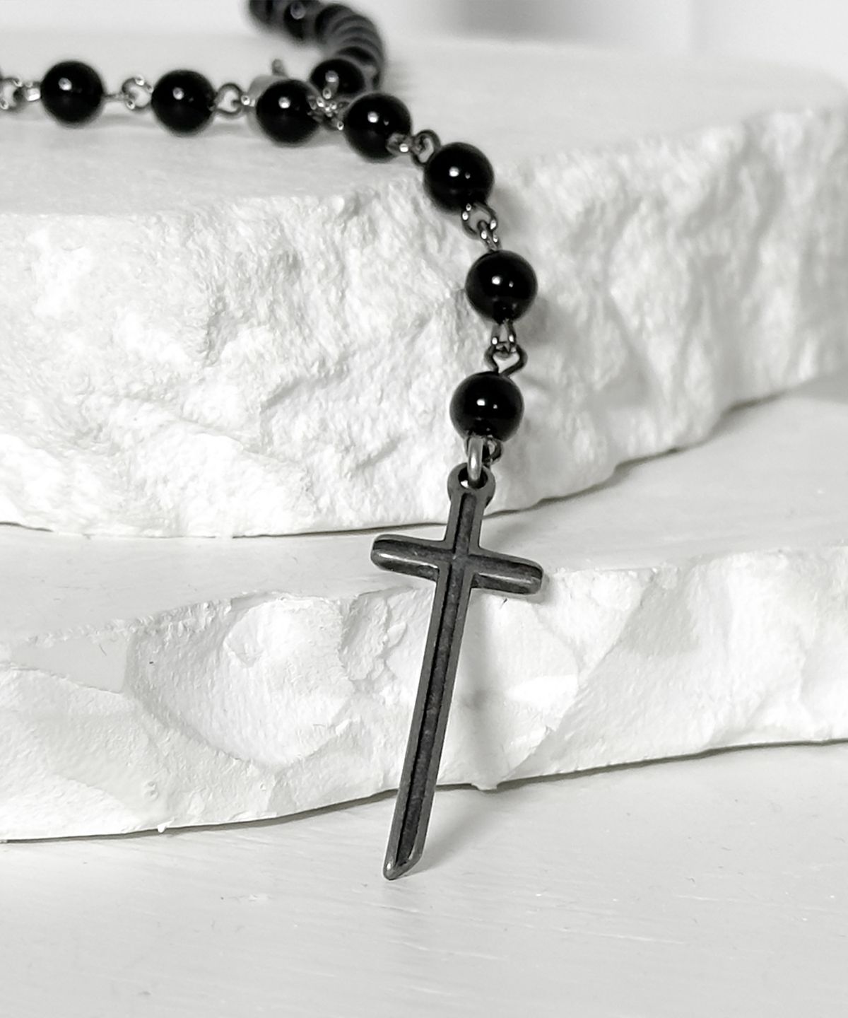 블레스드 뷸렛(BLESSED BULLET) 비즈 심볼 크로스 목걸이_블랙/화이트