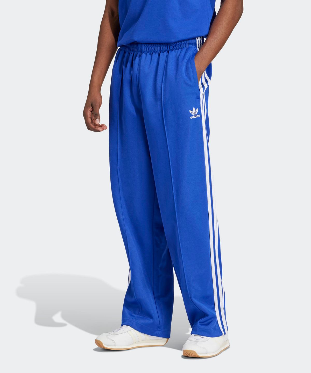 아디다스(ADIDAS) 배기 핏 파이어버드 트랙 팬츠 - 블루 / IZ2472