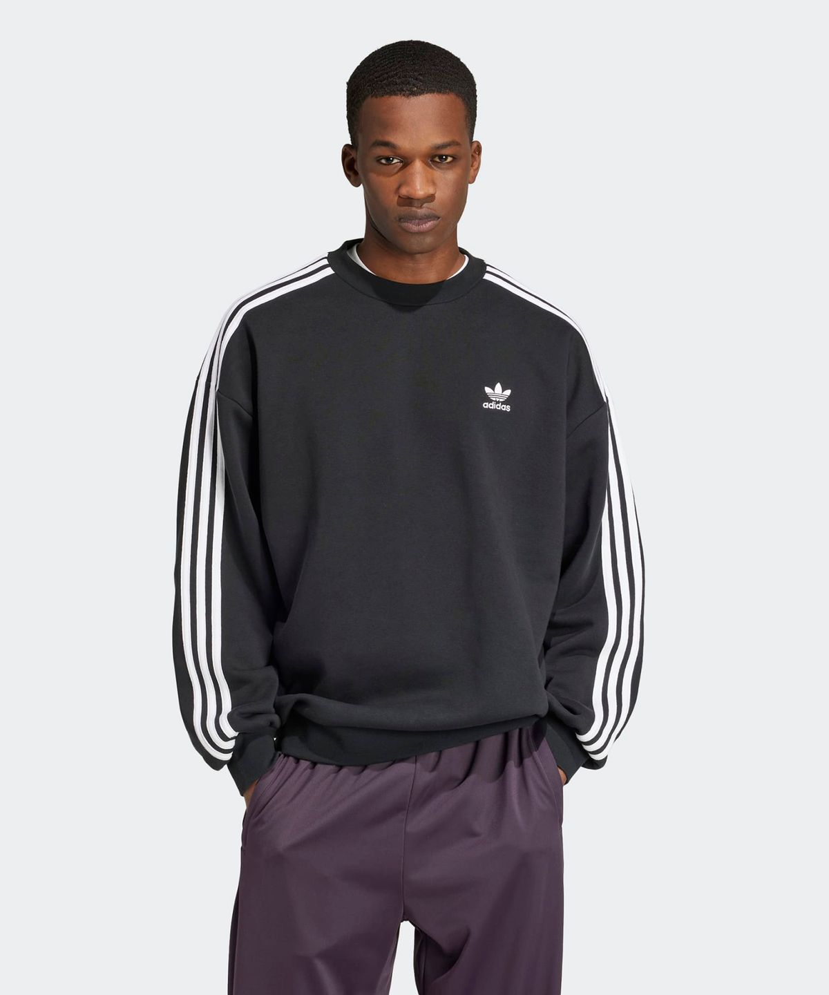아디다스(ADIDAS) 오버사이즈 크루 스웨트셔츠 - 블랙 / IZ1829