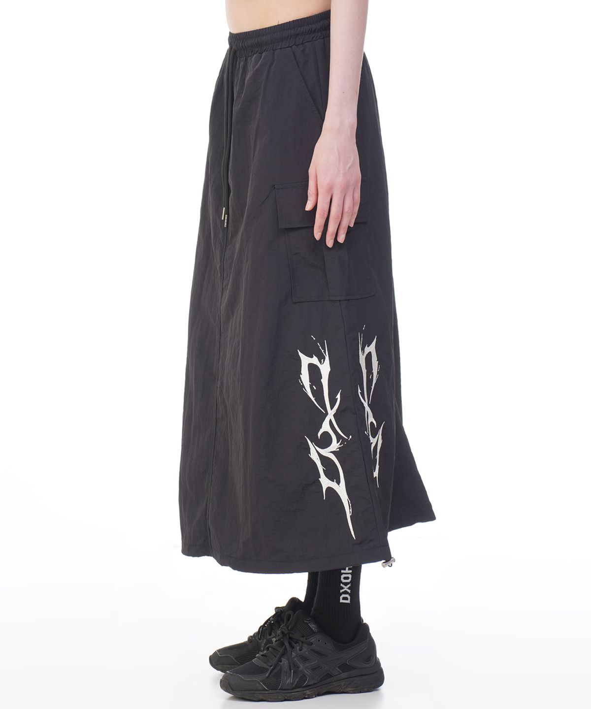 디쏘에이치(D.XO.H) 자수 썬더 로고 나일론 롱 스커트 [ black ]
