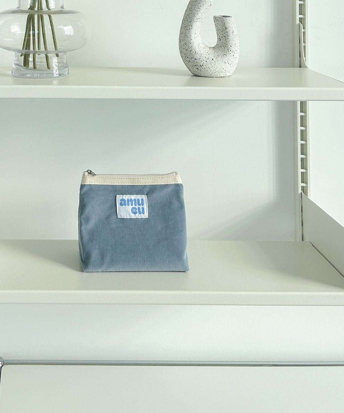 아무이유(AMUEU) 코듀로이 스노우 블루 파우치 CORDUROY SNOW BLUE POUCH M/L