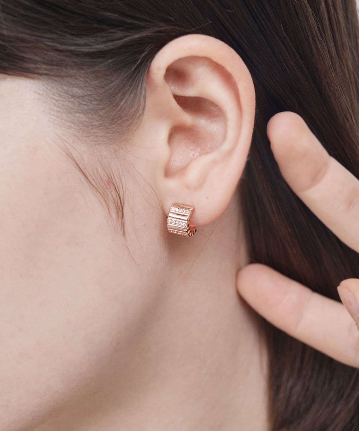 엘르주얼리(ELLEJEWELRY) 14K GF 엘라 원터널스 큐빅 귀걸이 ELGPEE500