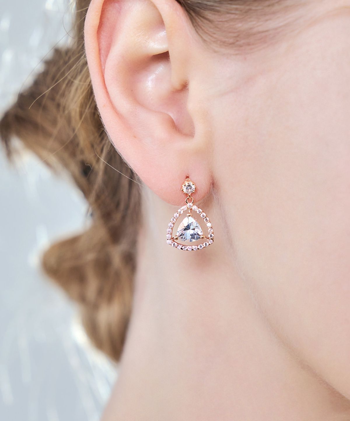 엘르주얼리(ELLEJEWELRY) 14K GF 트라이 스윙 귀걸이 ELGPEE449