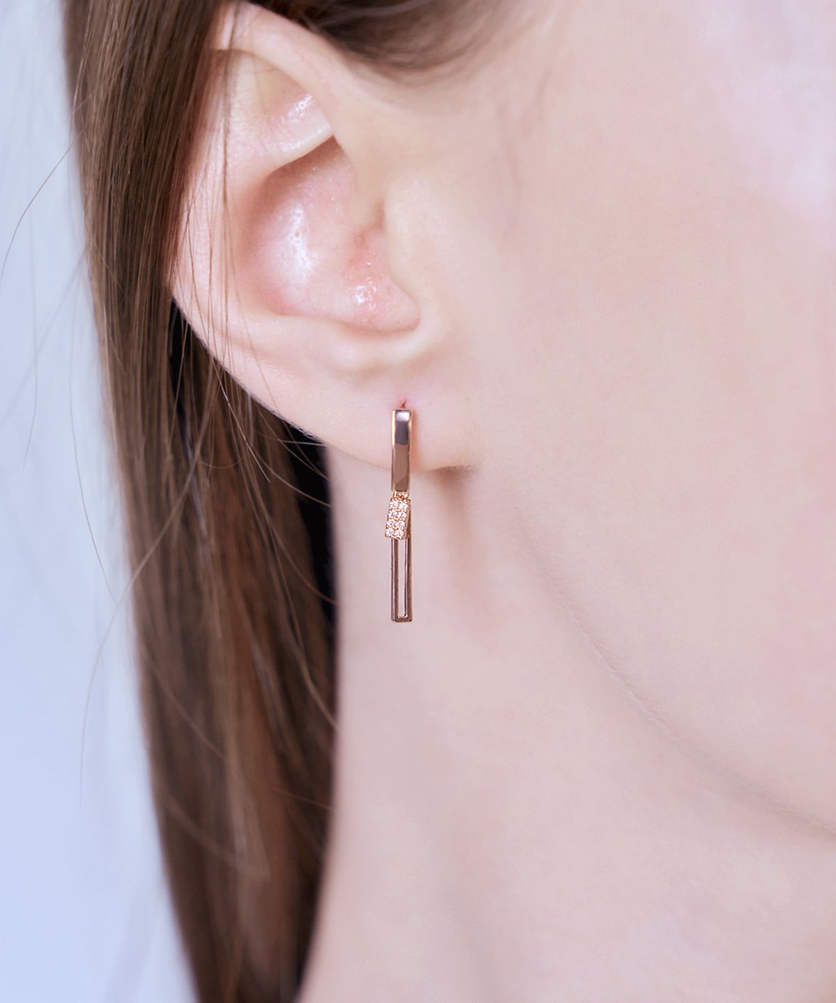 엘르주얼리(ELLEJEWELRY) 14K GF 스윙 스틱 원터치 귀걸이 ELGPEE443