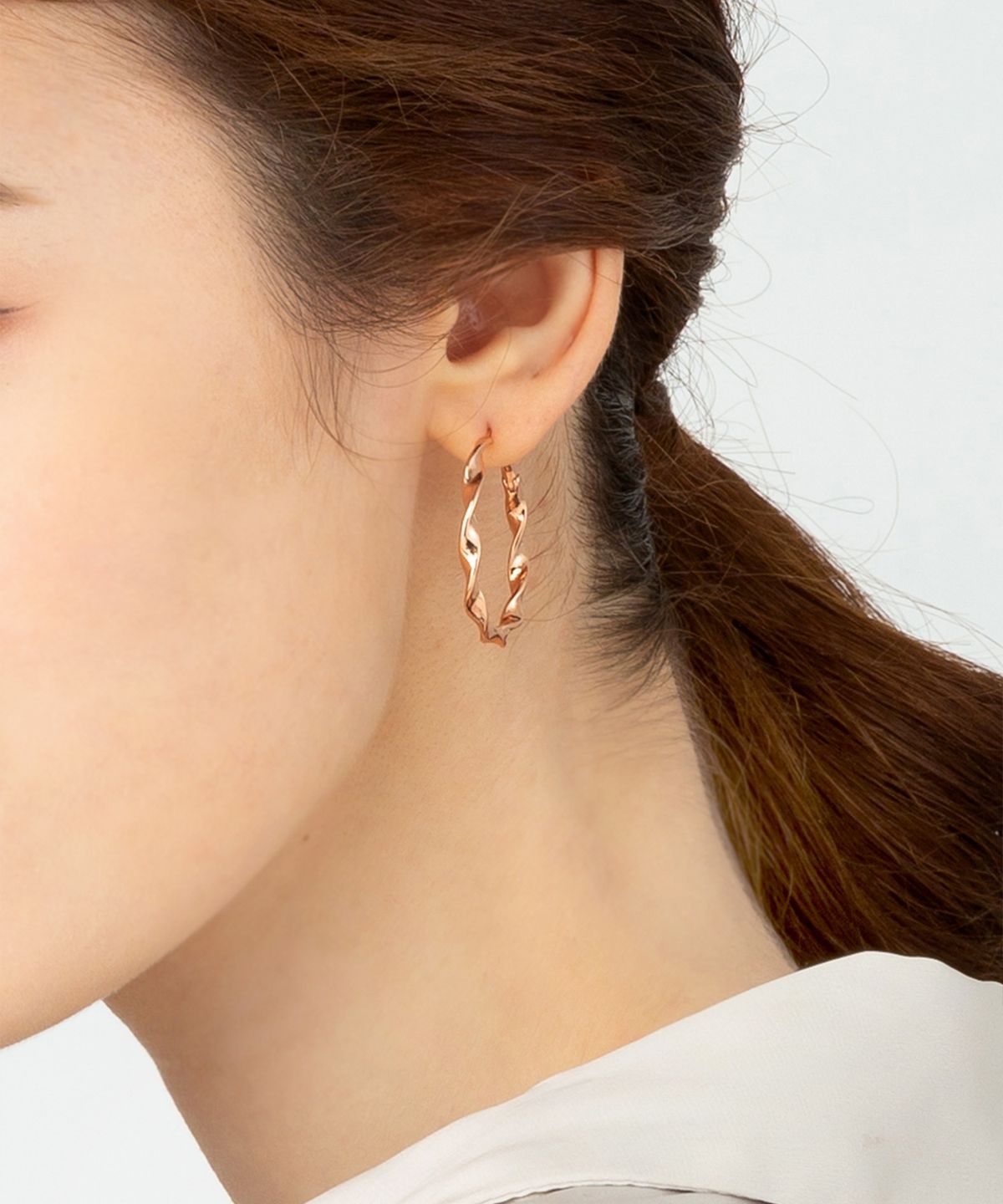 엘르주얼리(ELLEJEWELRY) 14K GF 꼬임 귀걸이 ELGPEE298