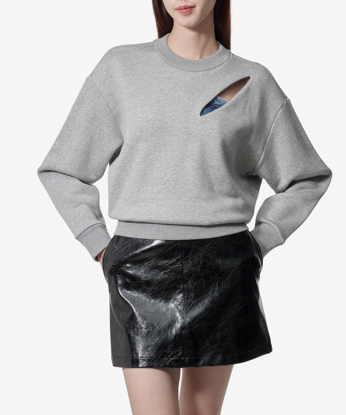 알렉산더 맥퀸(ALEXANDER McQUEEN) 슬래시 디테일 맨투맨 - 멜란지 그레이 / 794769QLAC81020