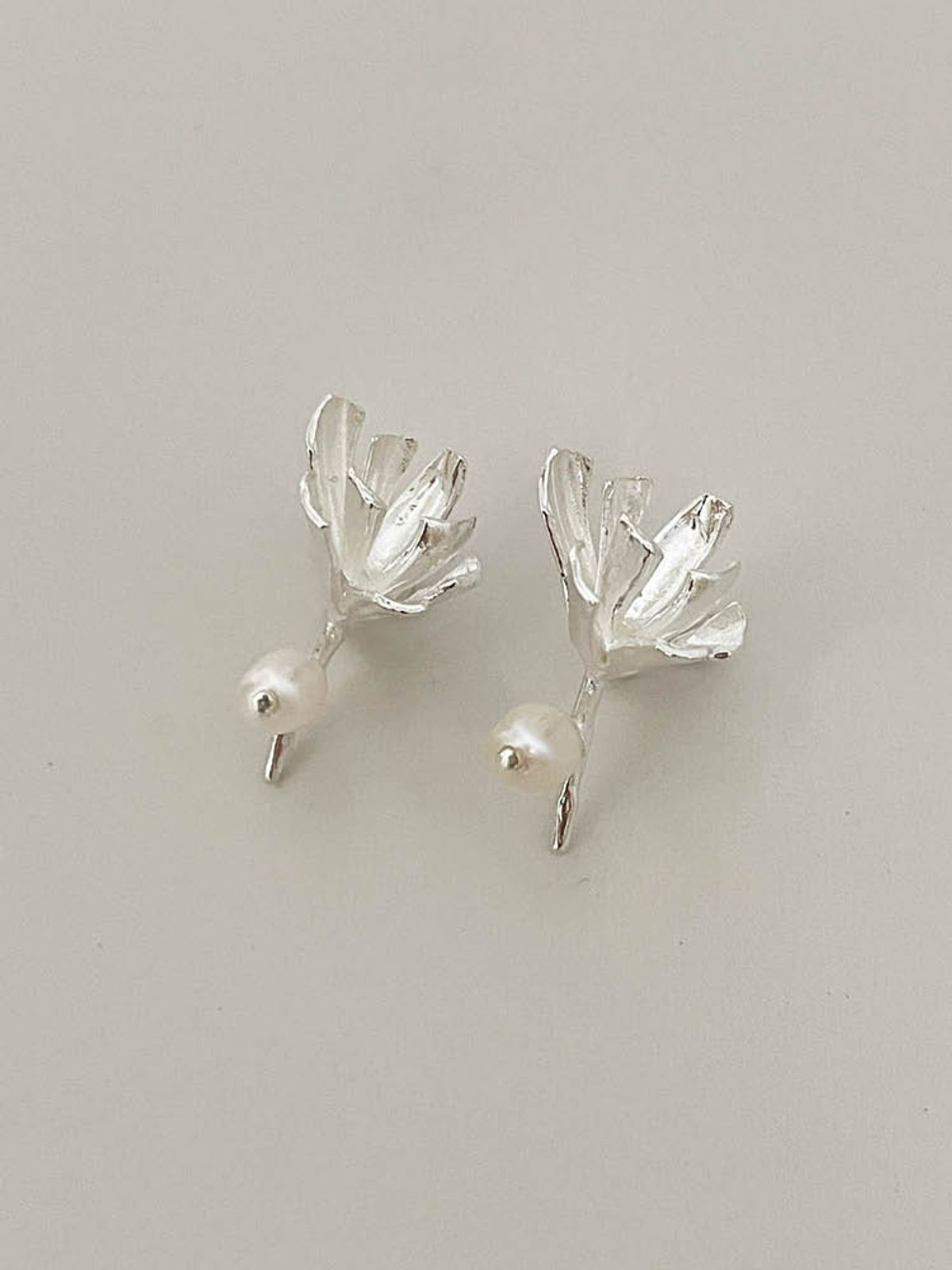 엘리오나(ELYONA) une fluer earrings 실버꽃 진주귀걸이