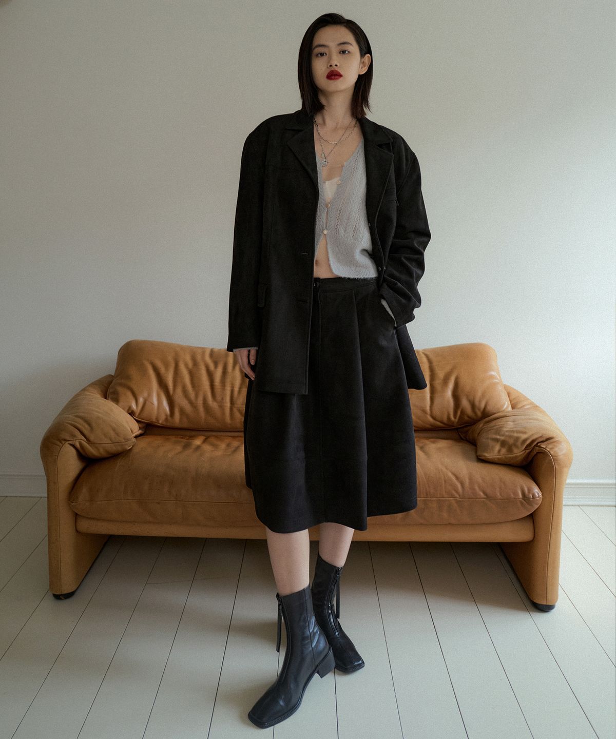 오버듀플레어(OVERDUEFLAIR) VOLUME SUEDE SKIRT_BLACK