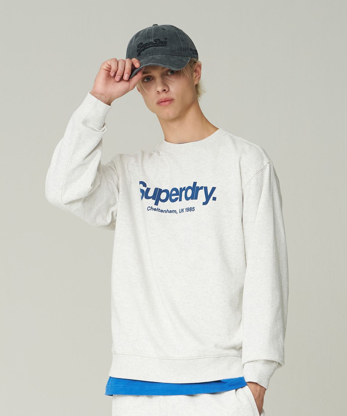 슈퍼드라이(SUPERDRY) 코어 빅 로고 맨투맨 라이트 그레이