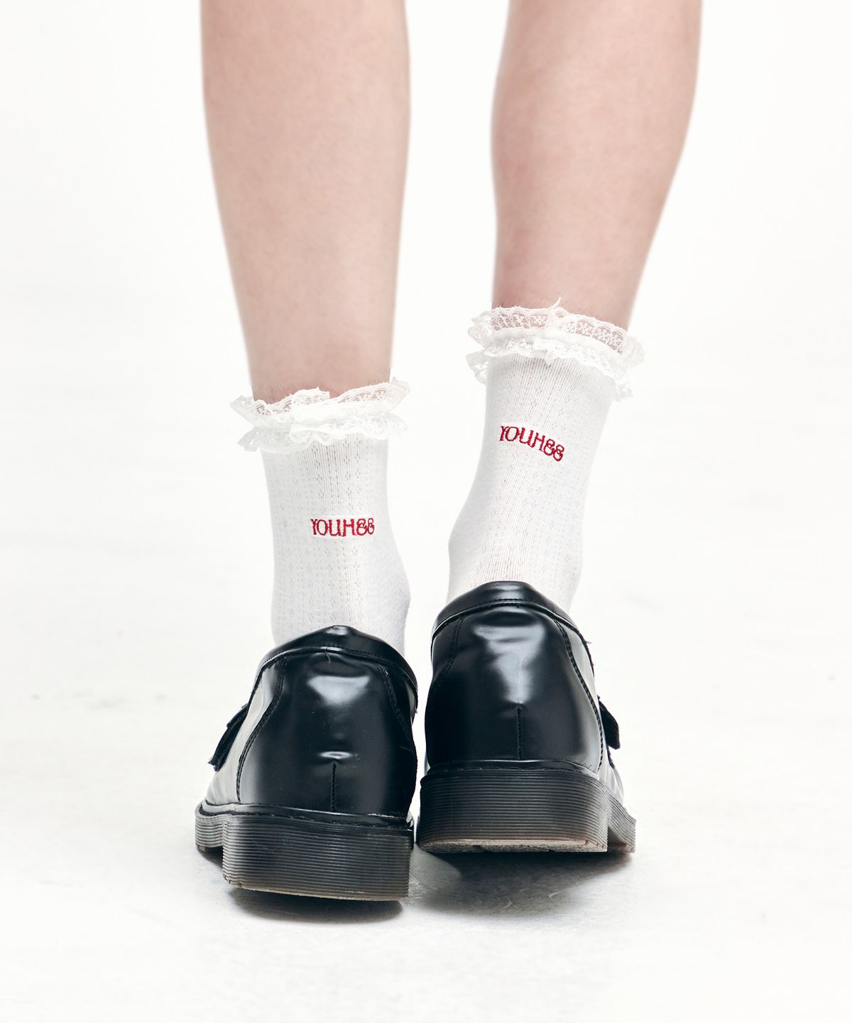 유희(YOUHEE) LACE DETAILED LOGO SOCKS WHITE