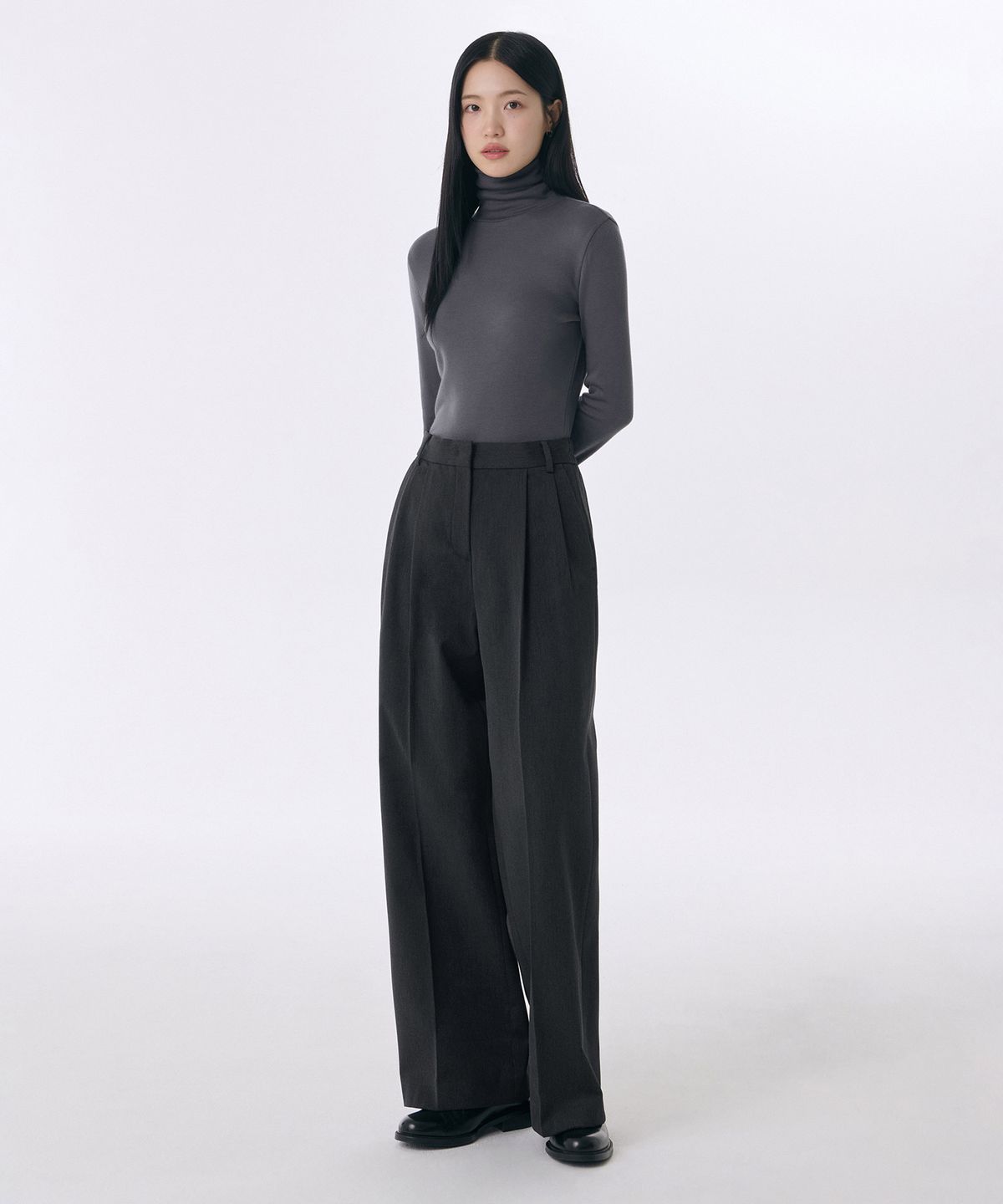 무신사 스탠다드 우먼(MUSINSA STANDARD WOMAN) 우먼즈 헤비웨이트 속기모 투 턱 와이드 밴딩 슬랙스 [차콜 그레이]