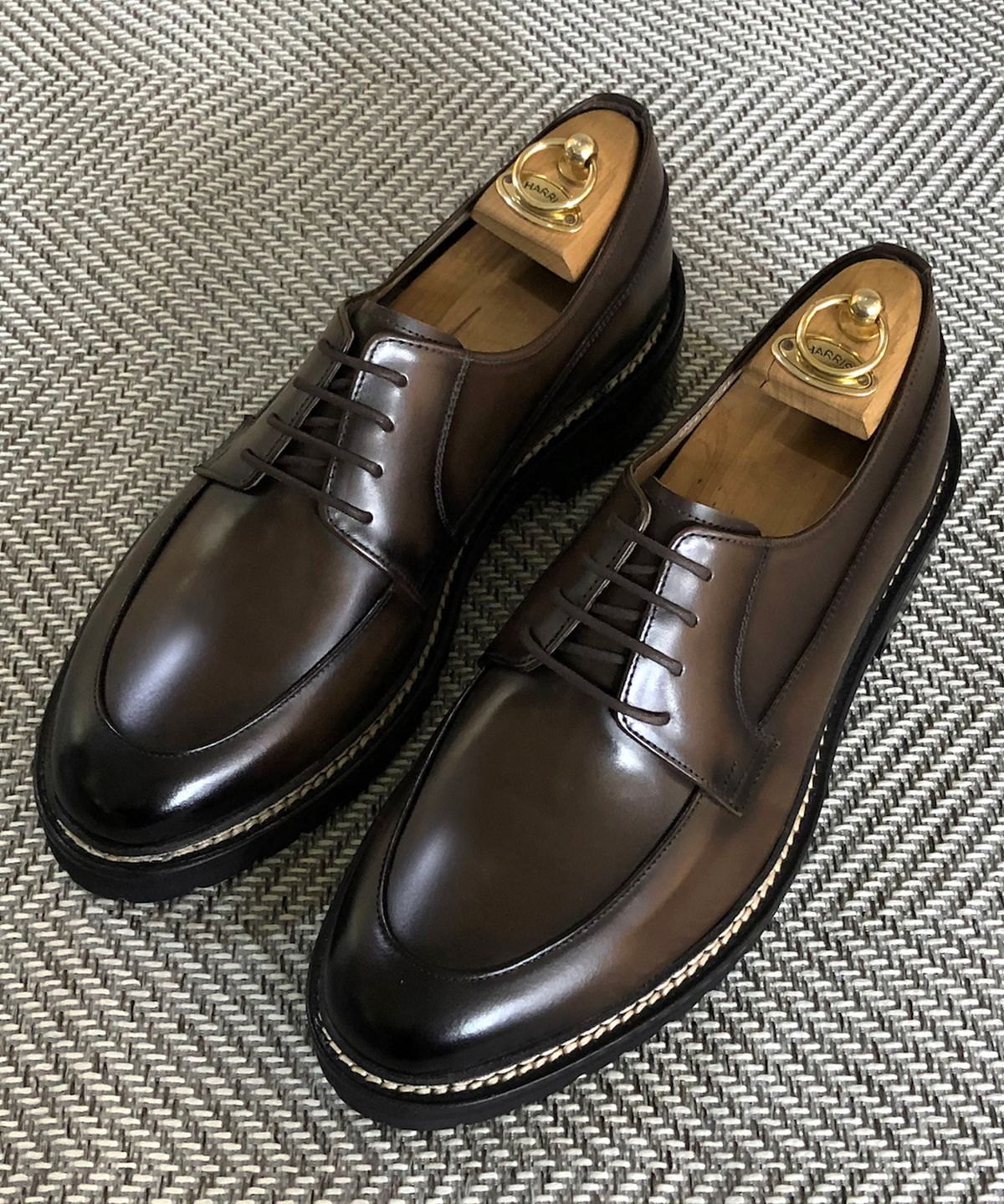 조앤슈(JOENSHOE) 휴만 스티치 유팁 워커 옥스퍼드 미들브라운