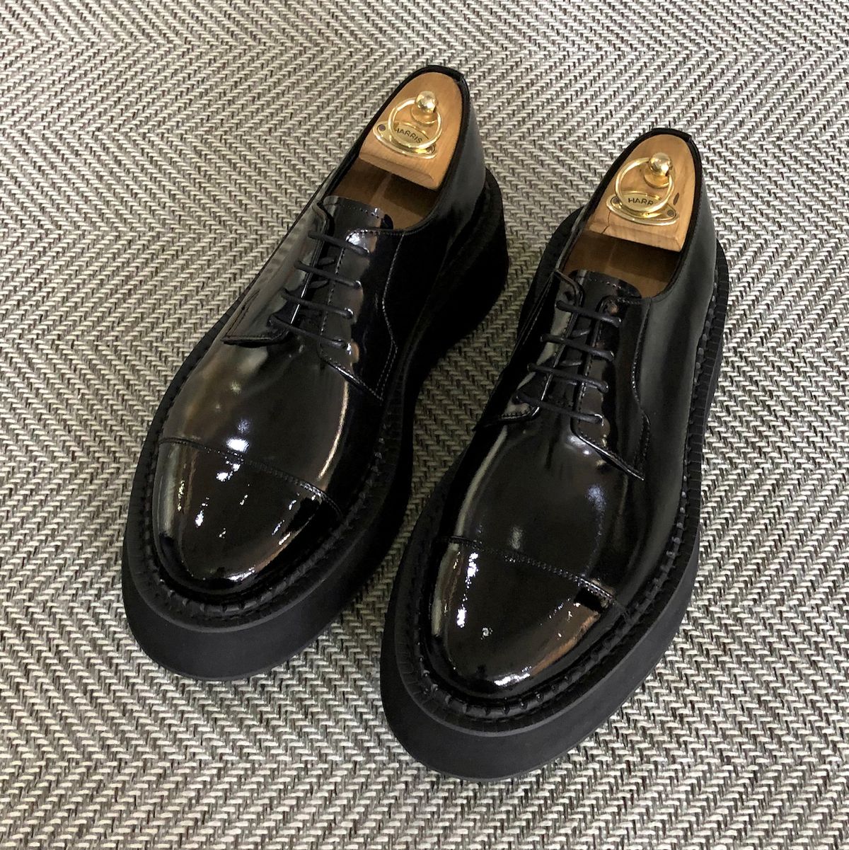 조앤슈(JOENSHOE) 5cm 커팅 오버솔 스트레이트팁 블랙복스
